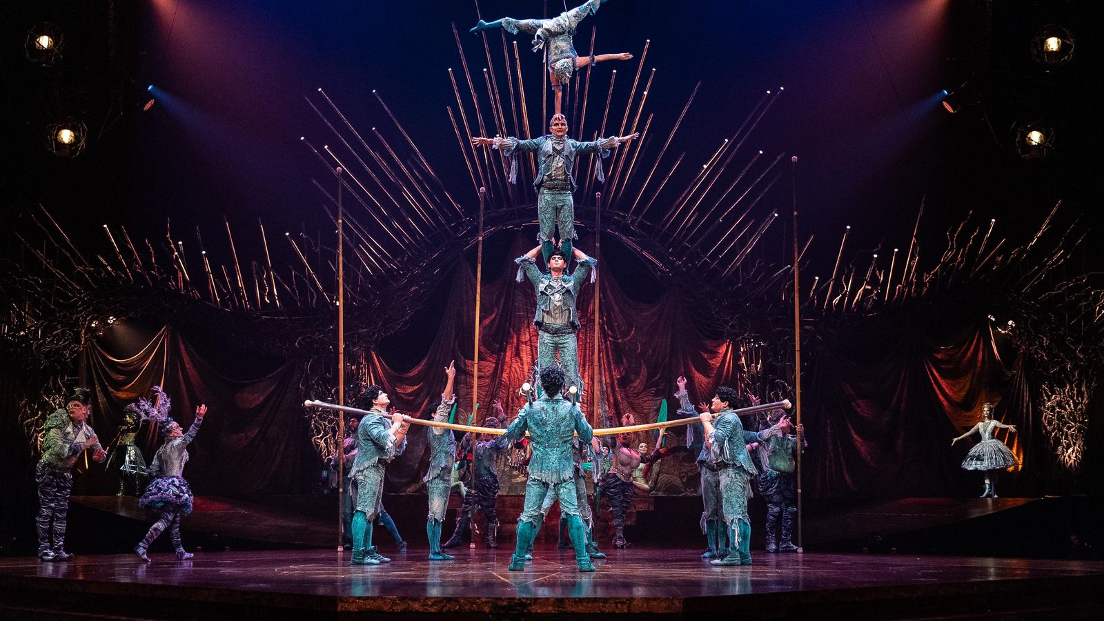 Hasta tres pisos sobre barras acrobáticas.