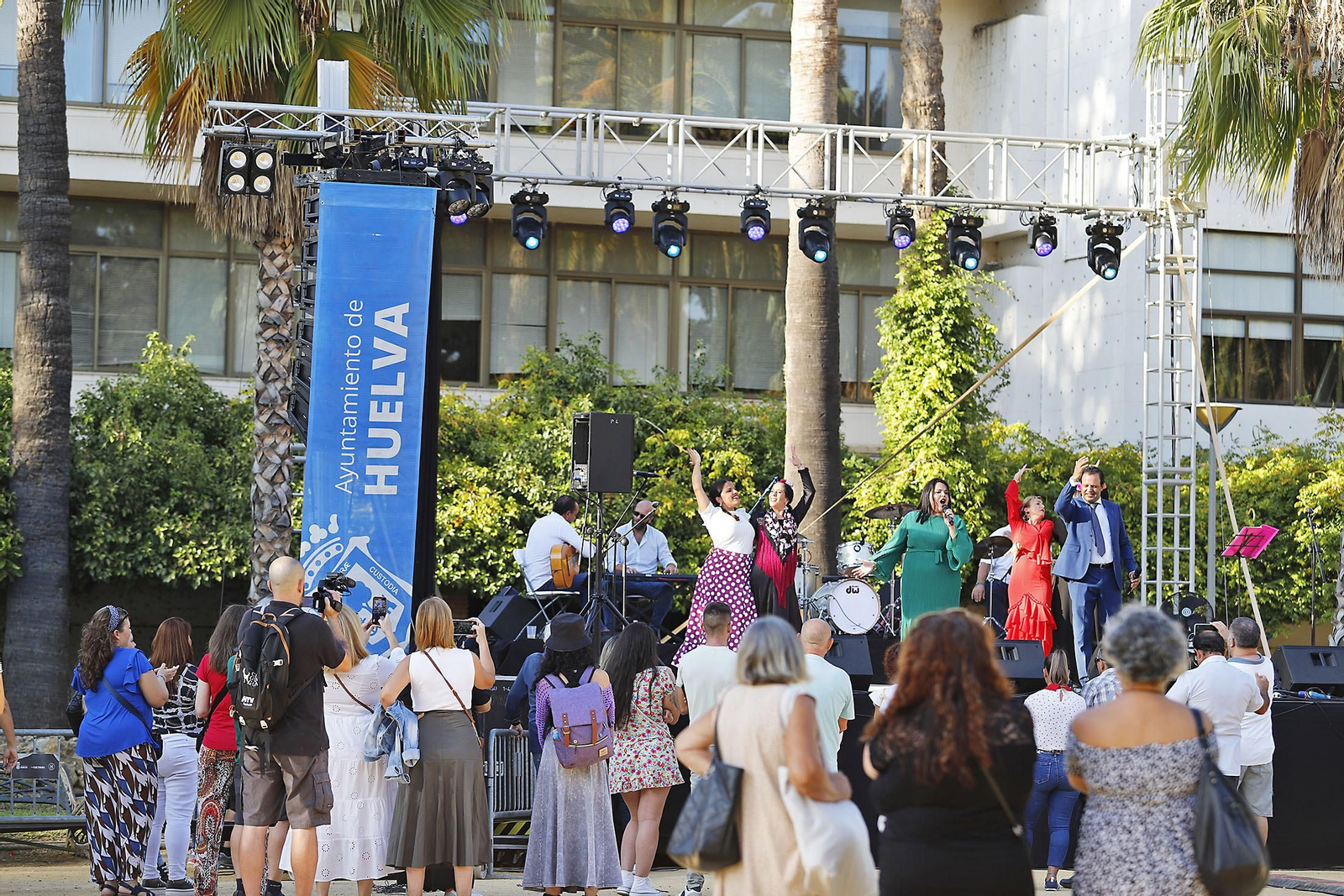 Imágenes de la Feria de las Sevillanas en los jardines del muelle