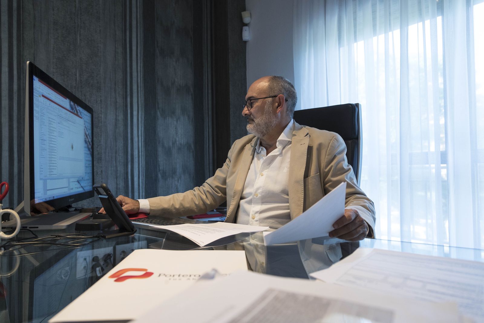 El abogado Manuel Pérez Peña, en su despacho