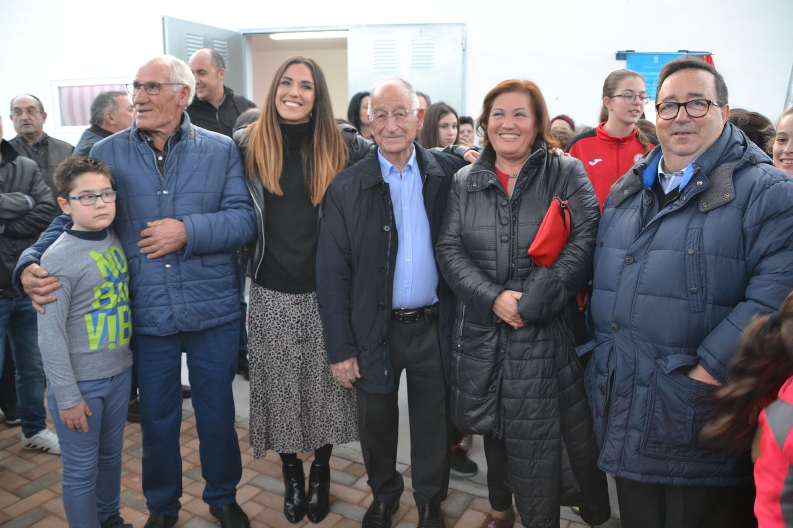 Carmen Martín, junto a sus padres, Gabriel Amat y José Juan Rubí, en la inaguración del complejo que lleva su nombre en Cortijos de Marín