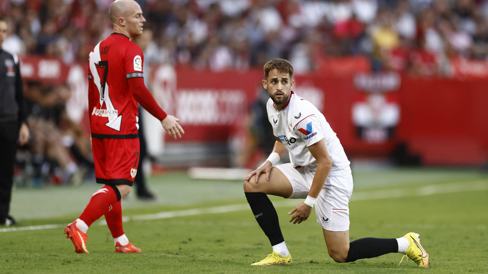 Januzaj mira con cara de incredulidad ante Isi.