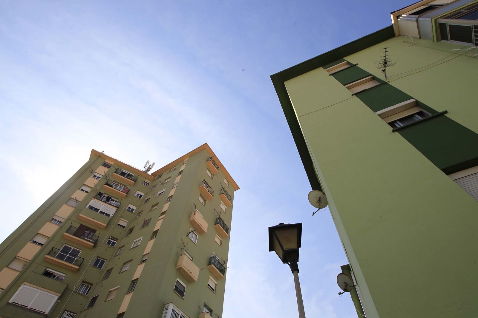 Dos edificios residenciales del casco urbano de La Línea.