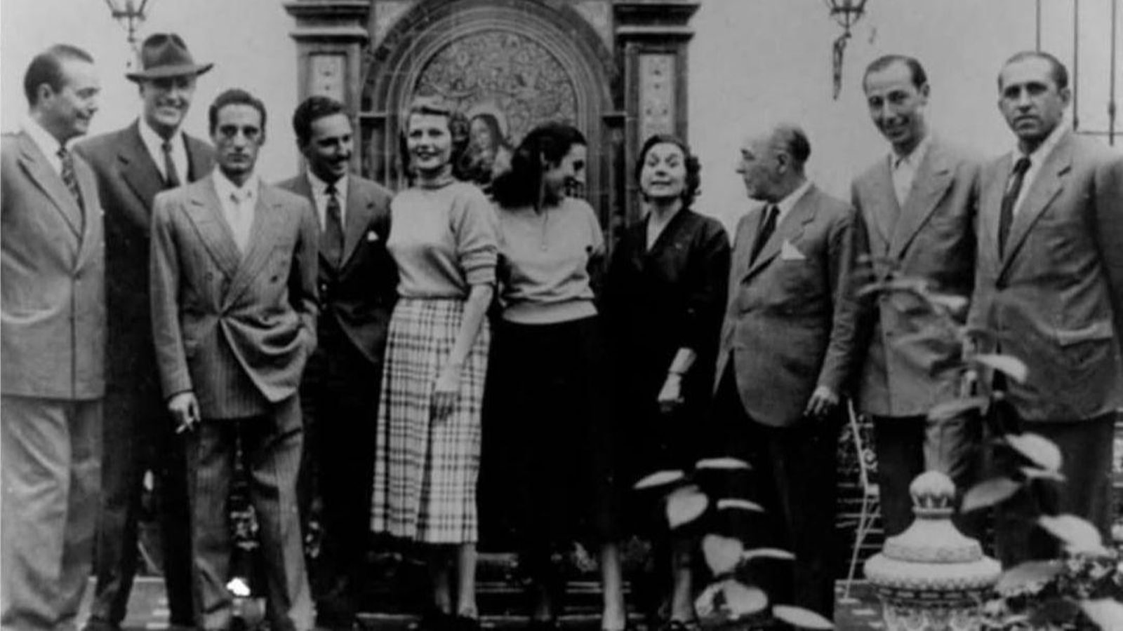 El Litri posa en una foto de época junto a Rita Hayworth (Gilda) junto al azulejo de la Virgen de la Cinta, acompañados de amigos.