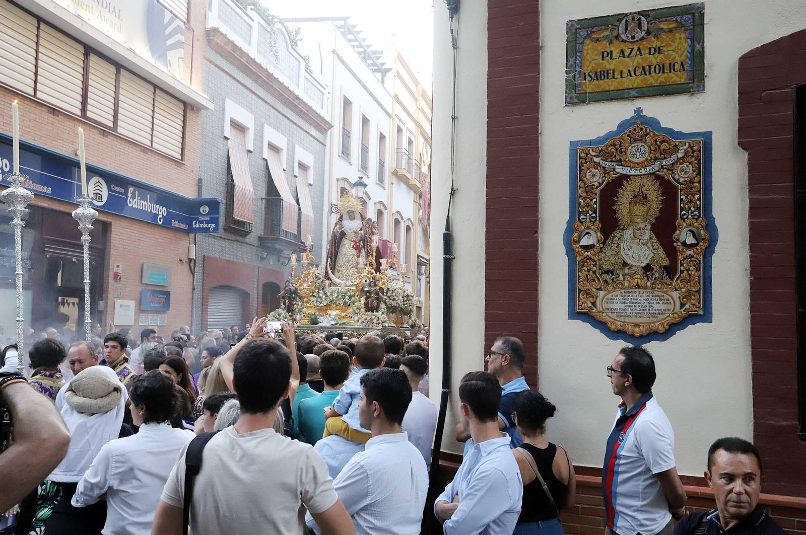 Imágenes de la procesión de la Virgen de la Amargura por las calles de Huelva