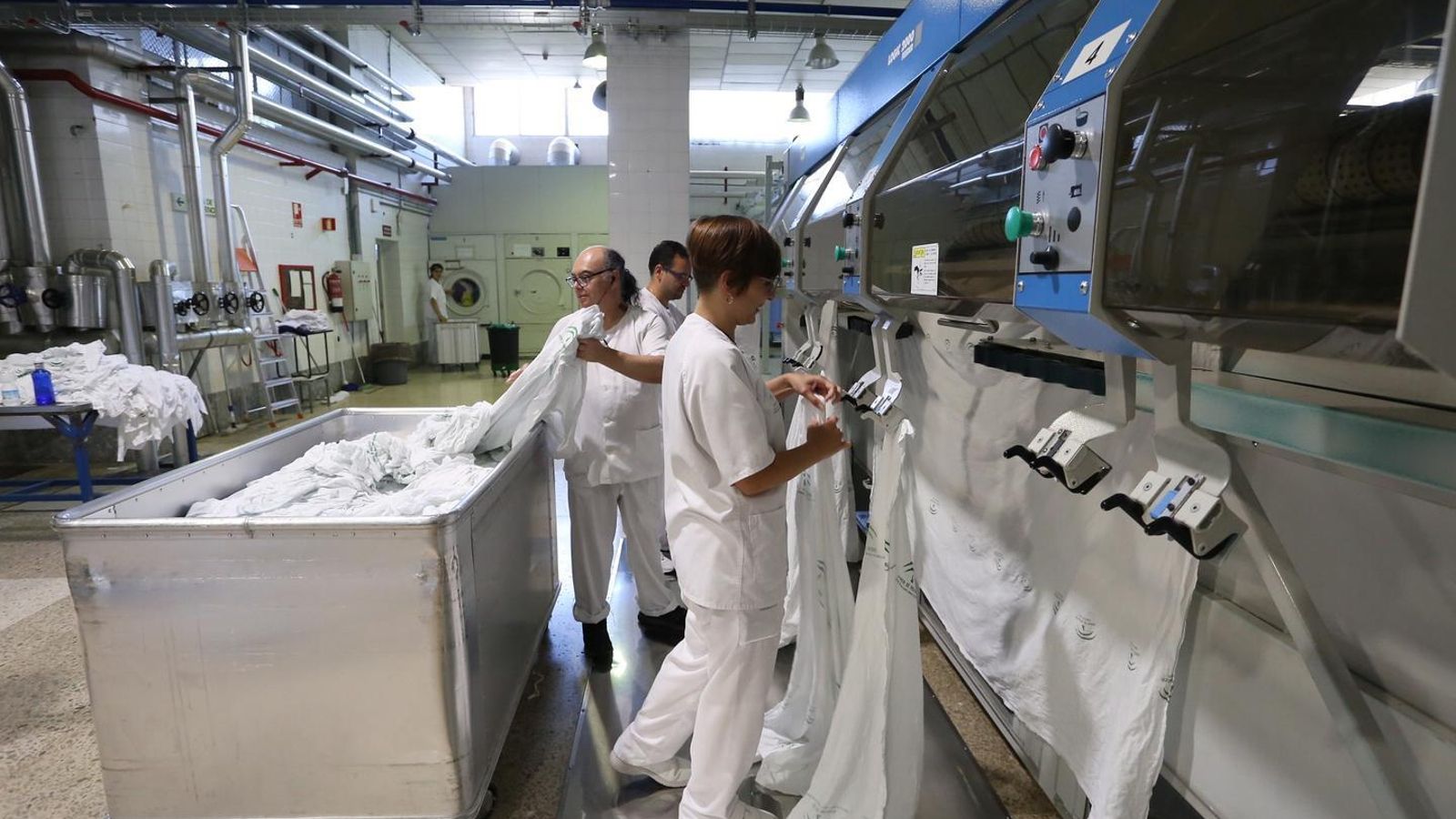 Trabajadores en la zona de planchado