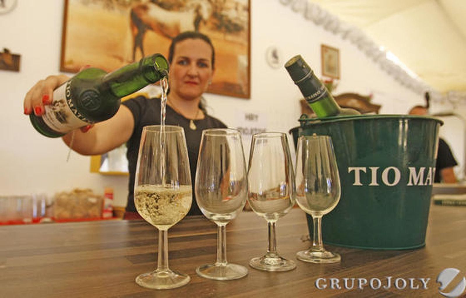 Una camarera sirve fino bien frío en unos catavinos, como Dios manda. 

Foto: Pascual