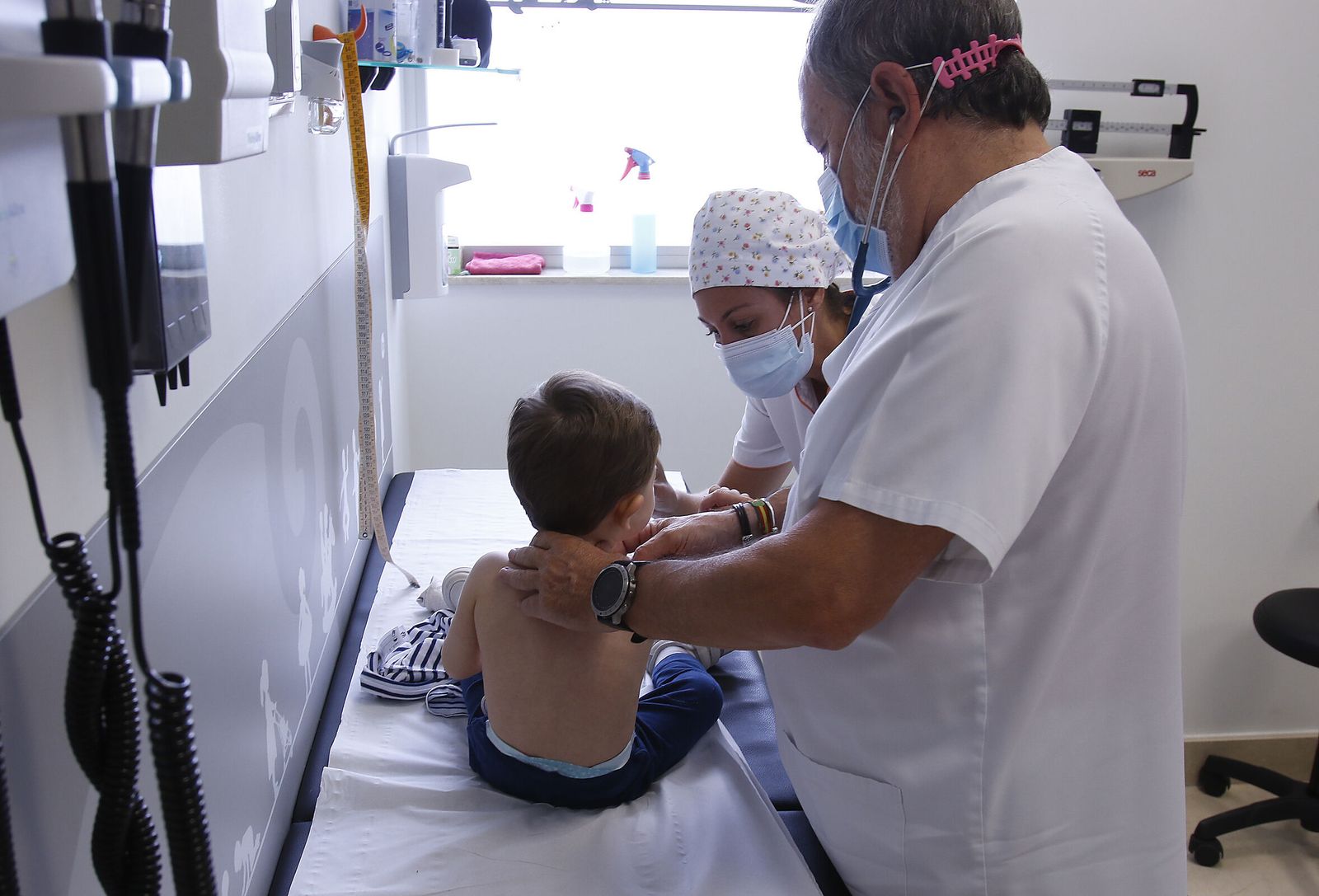 Un niño es atendido en una consulta de pediatría.