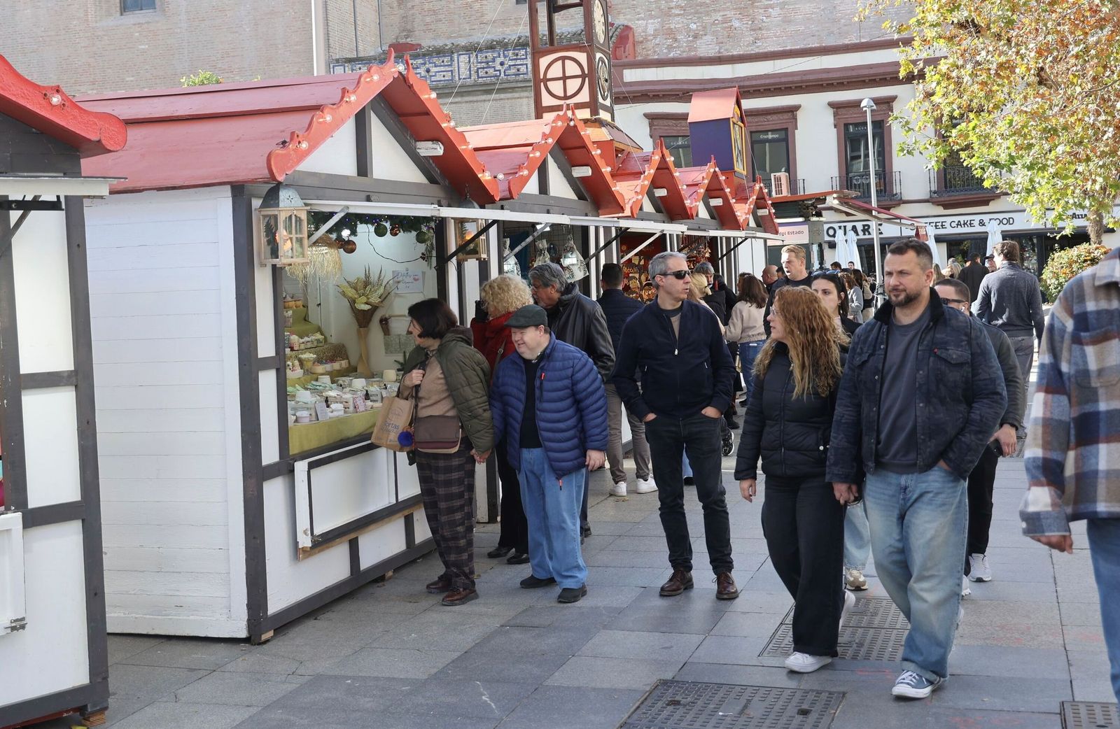 Varias personas pasean por el mercado navideño de la plaza de la Encarnación.
