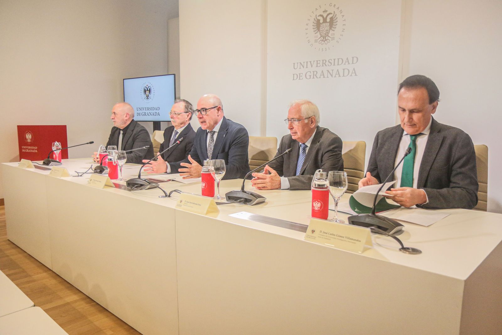 Los presidentes de Ceuta y de Melilla, el consejero de Universidad de la Junta, el rector de la Universidad de Granada y el Secretario de Estado de Ciencia, Innovación y Universidades, en una reunión en el Hospital Real de Granada para abordar el futuro de los campus universitarios de Ceuta y Melilla