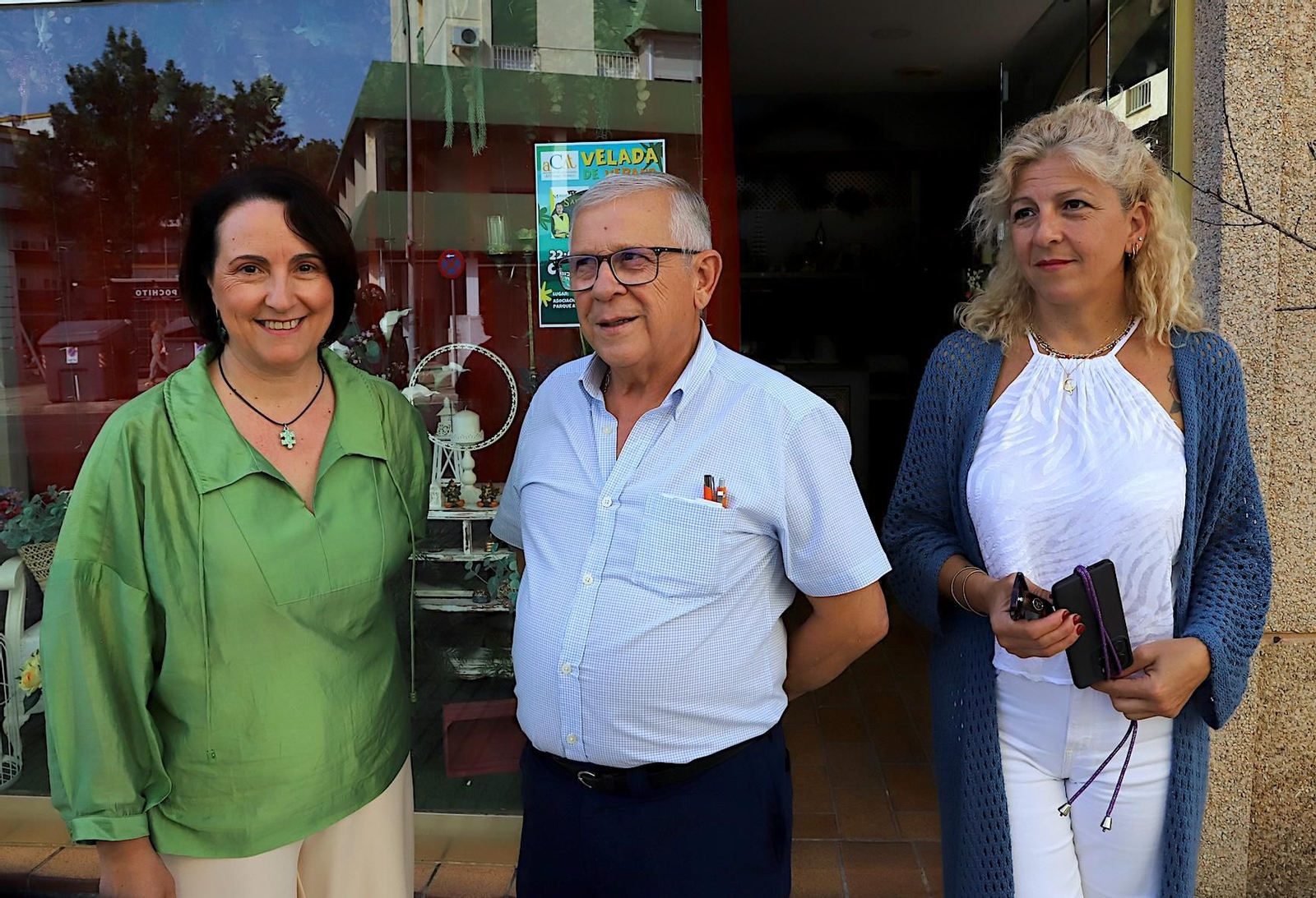 Nela García, junto a los comerciantes del Parque Atlántico.
