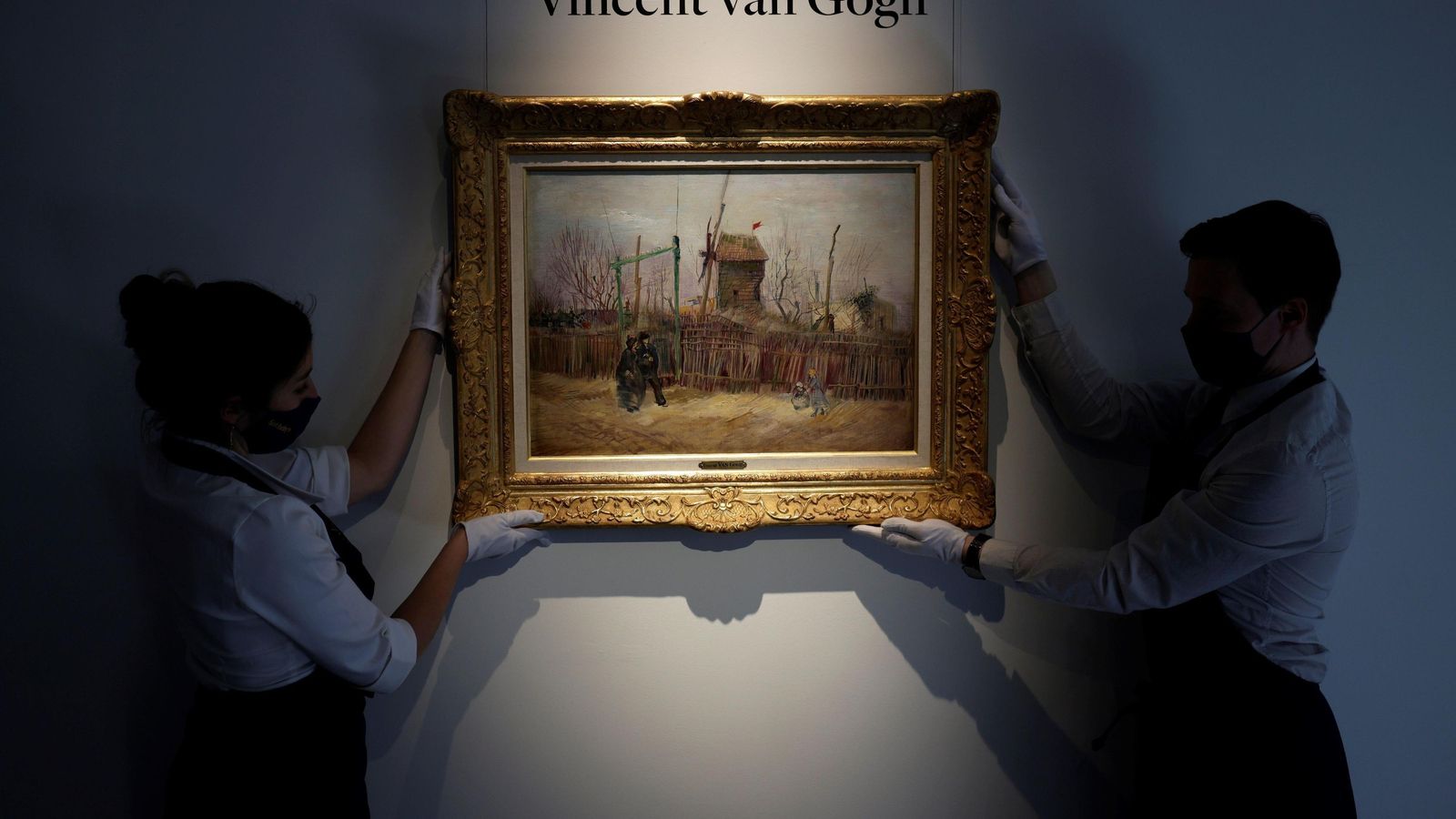 Personal de Sotheby's mostrando la obra de Van Gogh.
