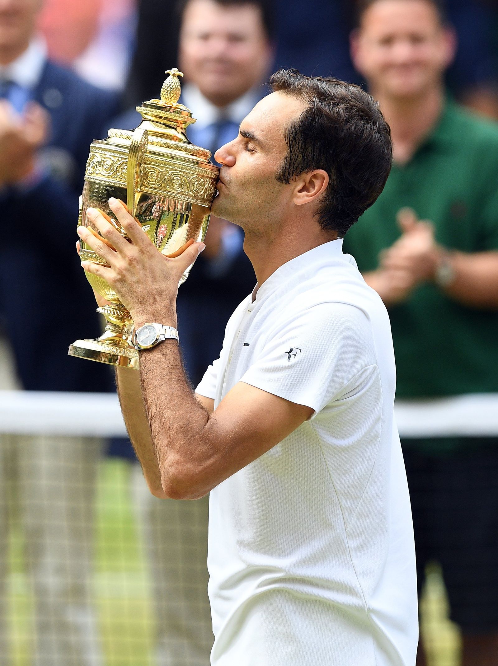 Federer besa la copa de Wimbledon