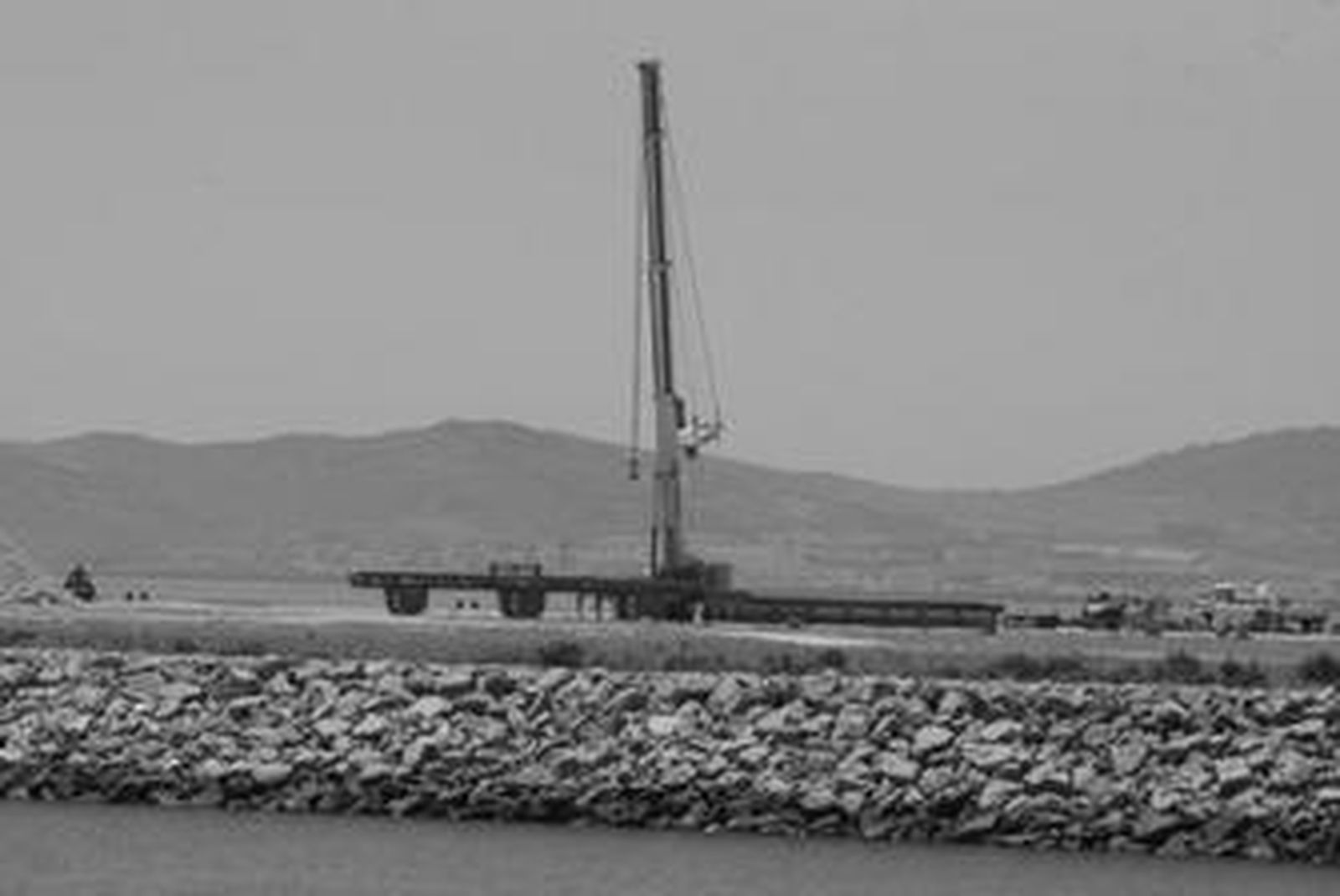 Imagen de la grúa y dos de las cuatro bateas que ayer fueron trasladadas desde Crinavis a Getares.