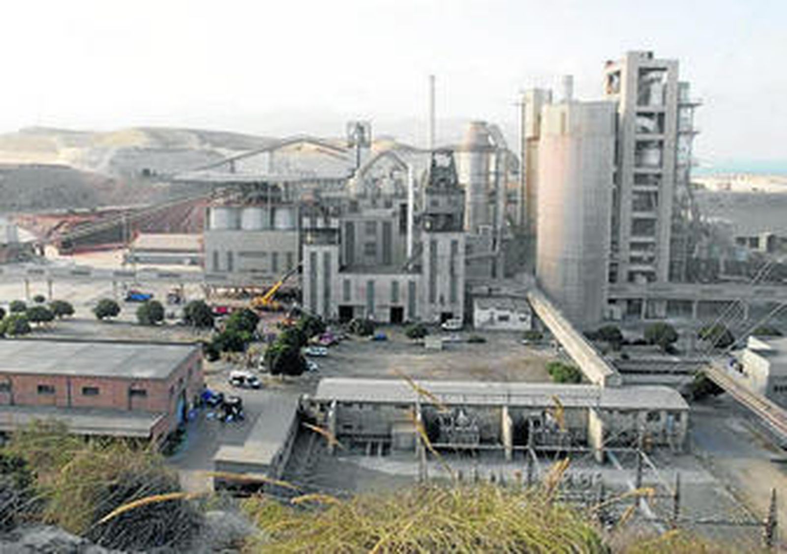 Panorámica de las instalaciones de la cementera Holcim en Carboneras.