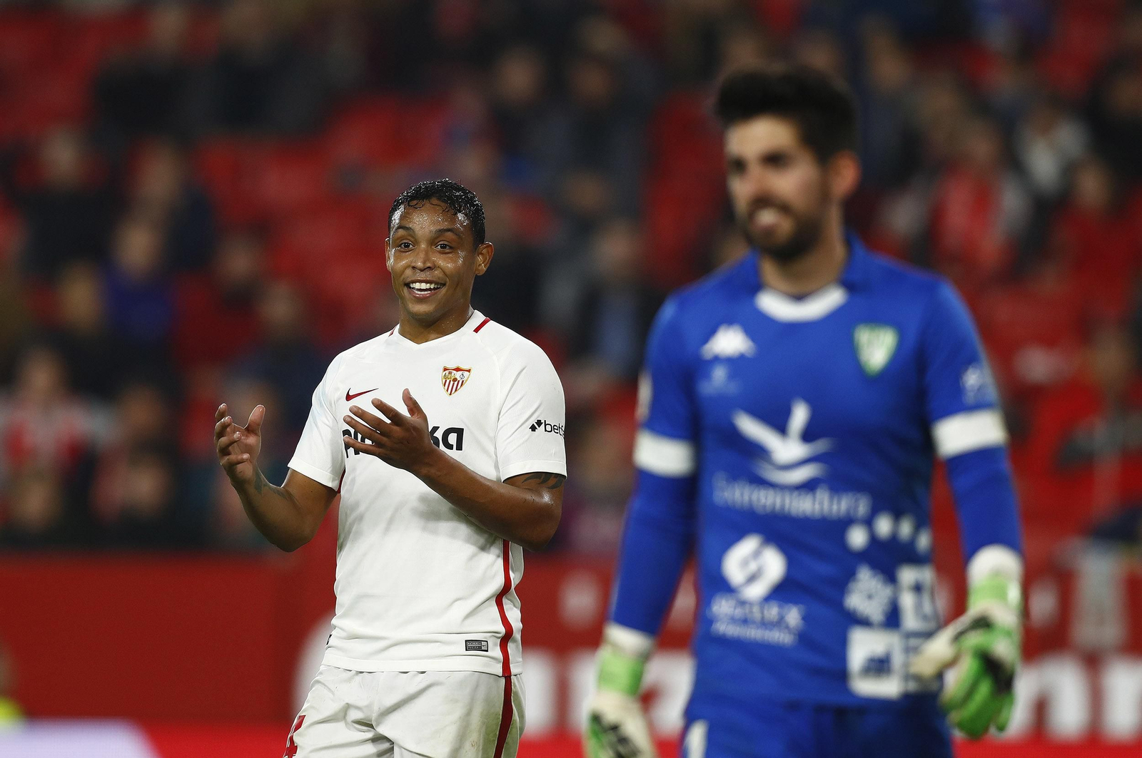 Muriel sonríe tras una jugada de ataque ante Isma Gil, portero del Villanovense.