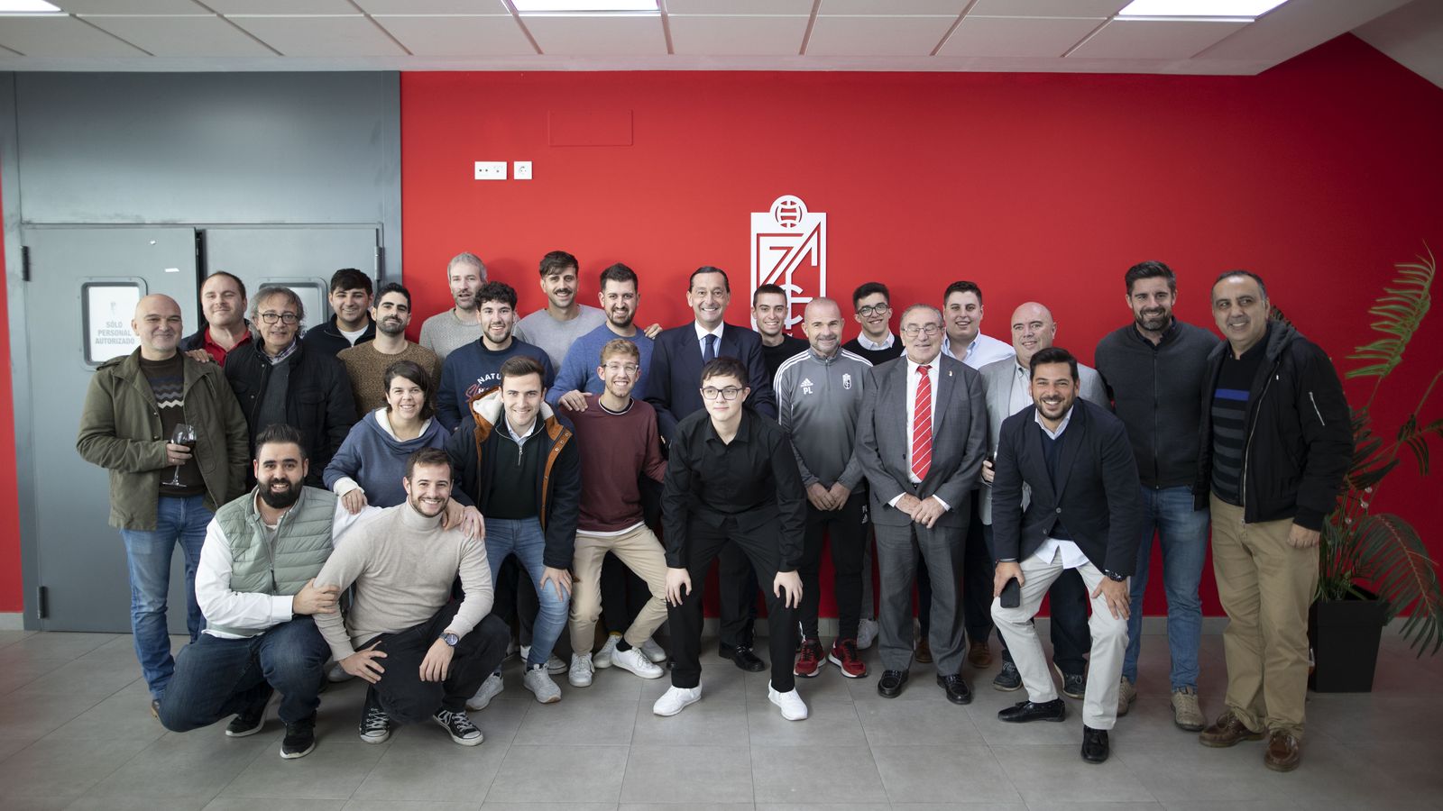 Dirigentes y técnicos del Granada posan junto a los periodistas