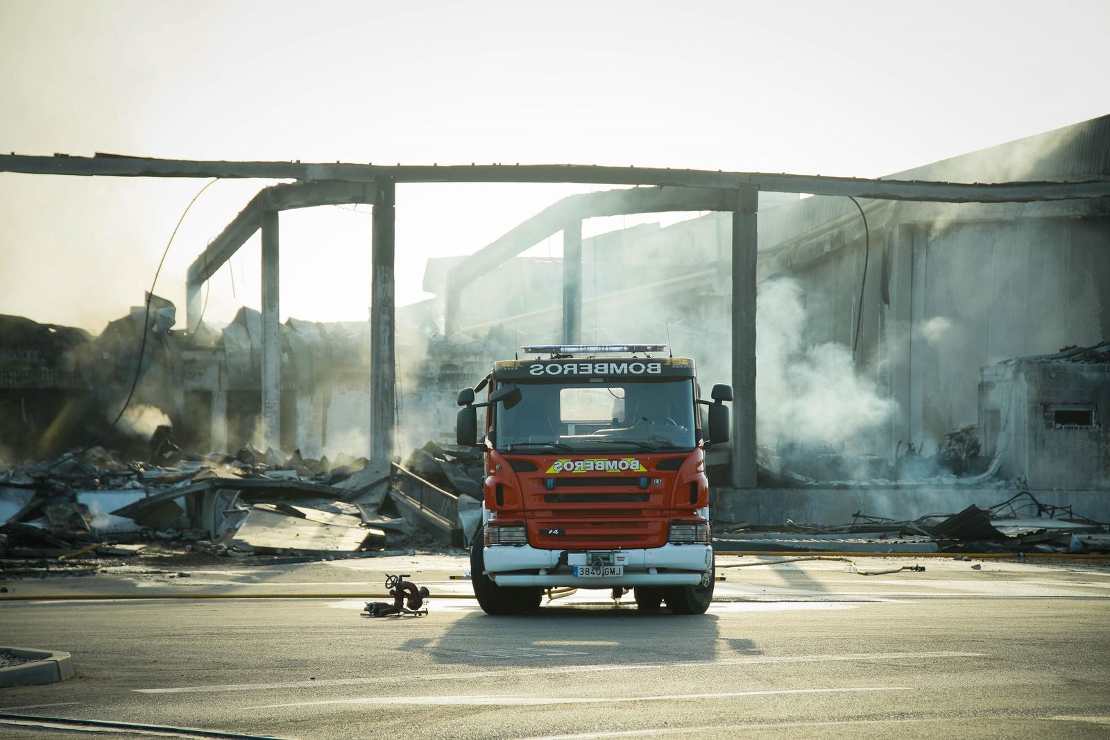 El día después: así ha amanecido la nave calcinada de Mabe Hortofrutícola