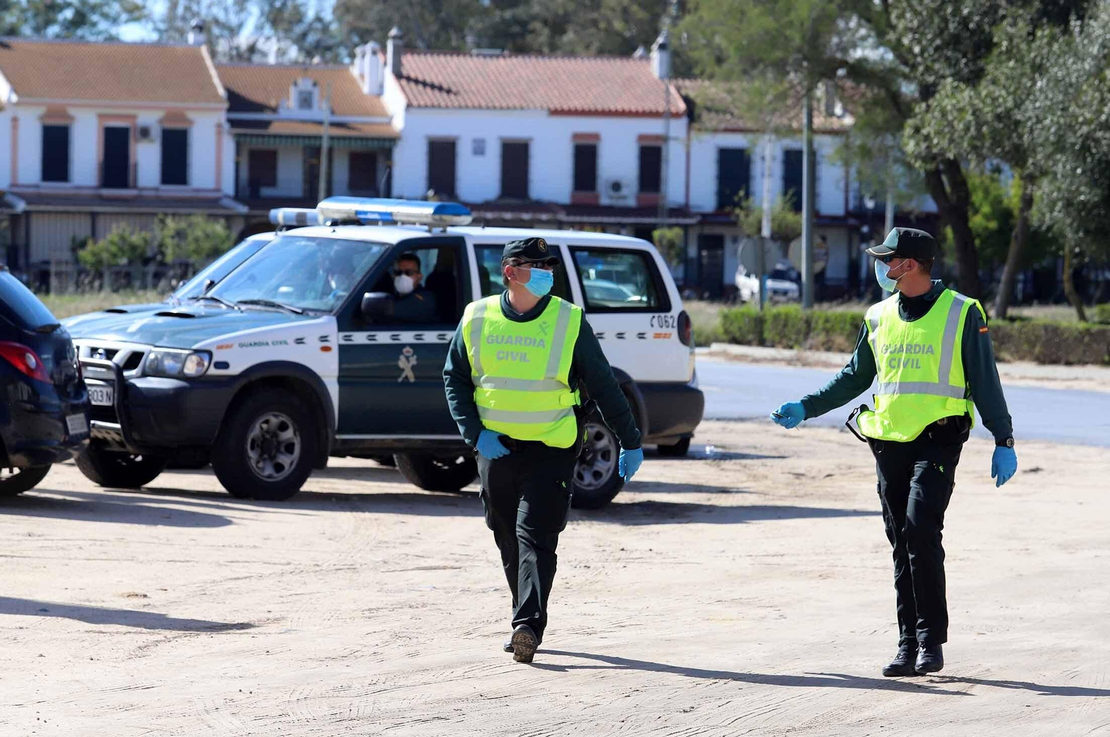 Imágenes de la presencia de la UME en el Rocío para el confinamiento