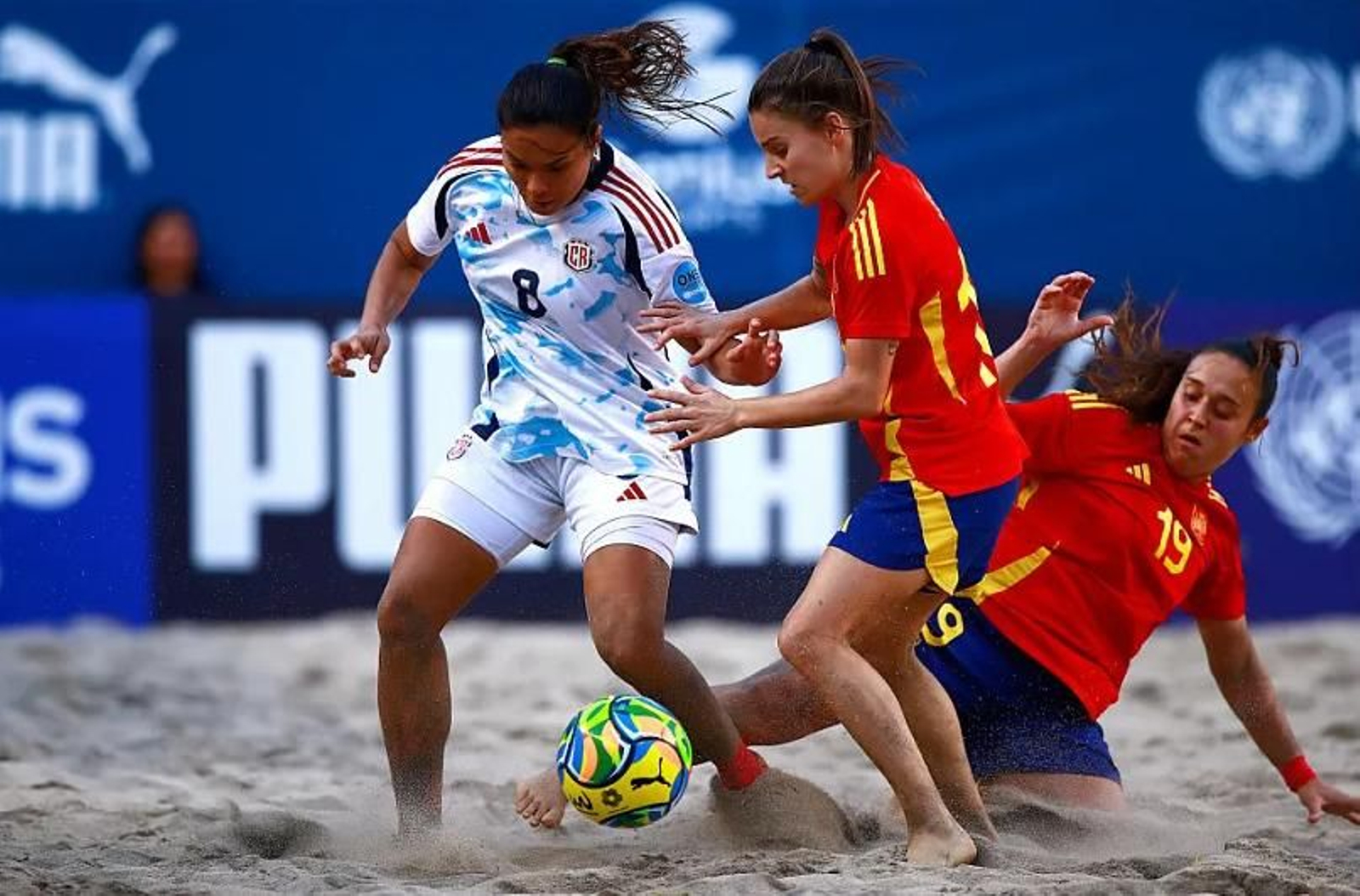 Jessi y Paqui Campoy intentan arrebatar el balón a una rival durante un encuentro disputado con la selección española.