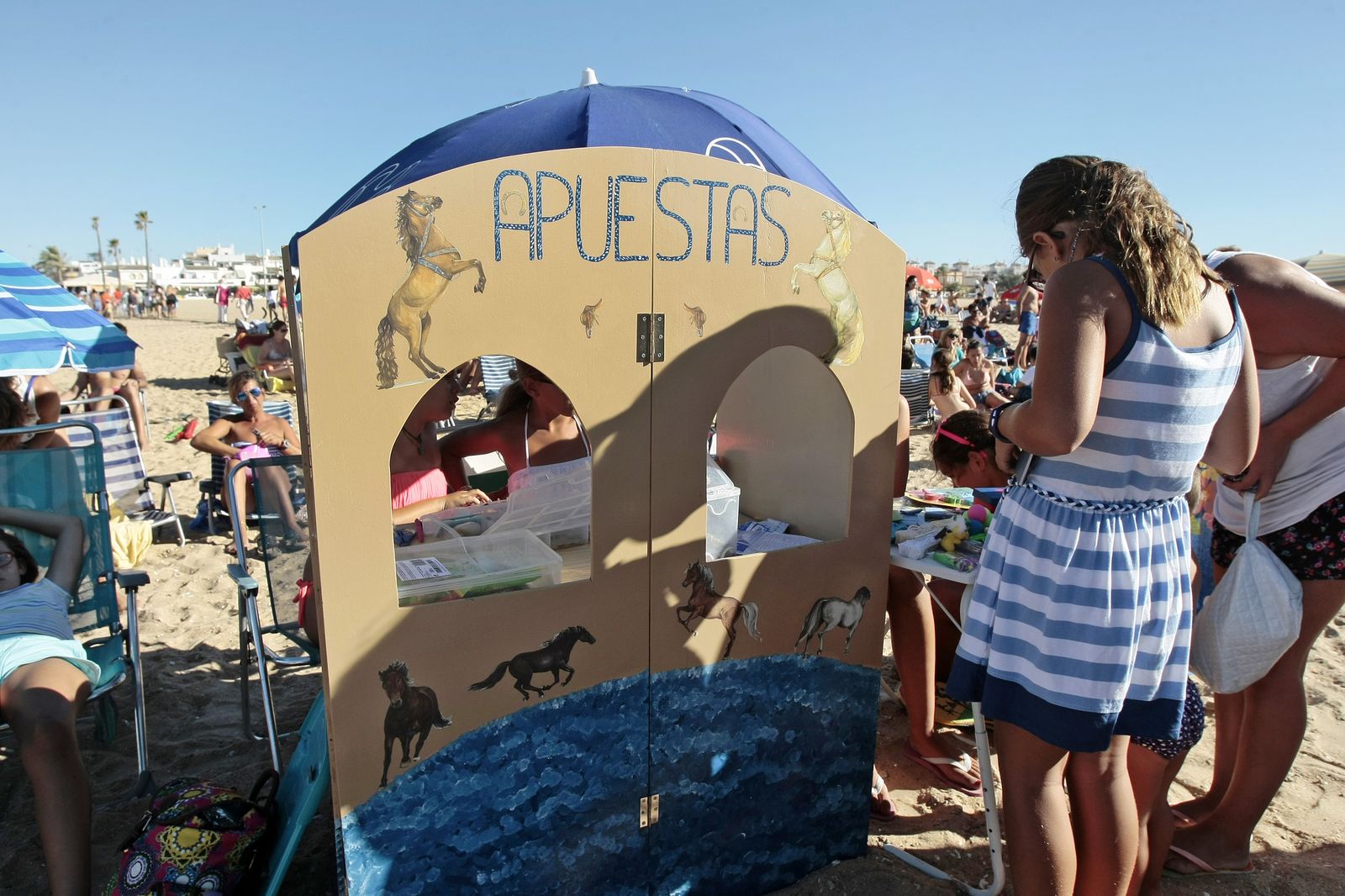 Un grupo de niños participan en las tradicionales apuestas infantiles de las carreras.
