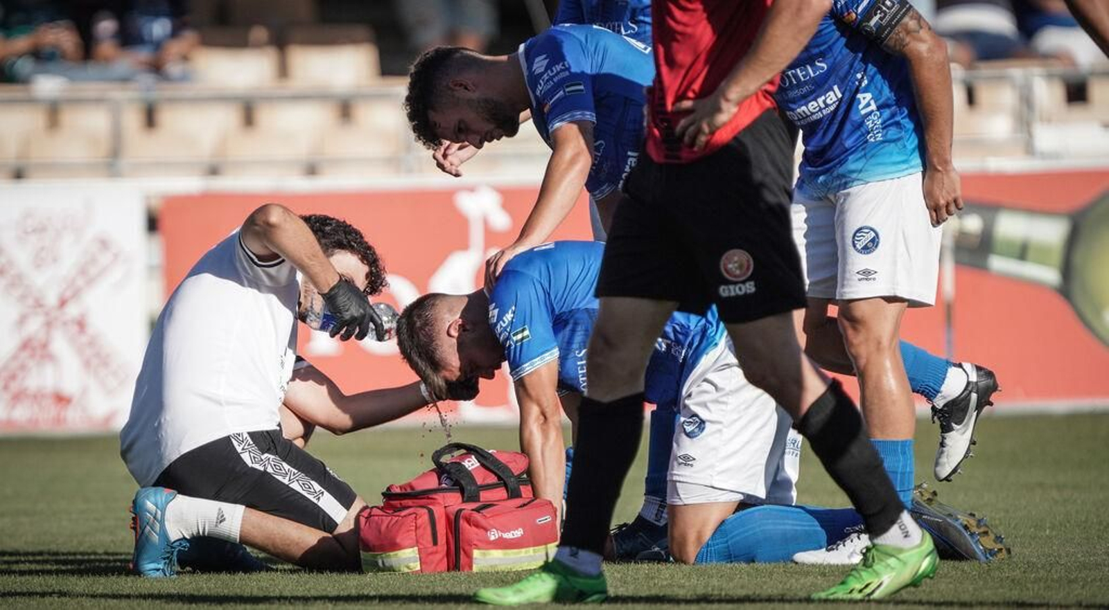 Rafa Parejo chocó con Morgado y los dos jugadores acabaron con una brecha en la cabeza. Rafa Parejo chocó con Morgado y los dos jugadores acabaron con una brecha en la cabeza.