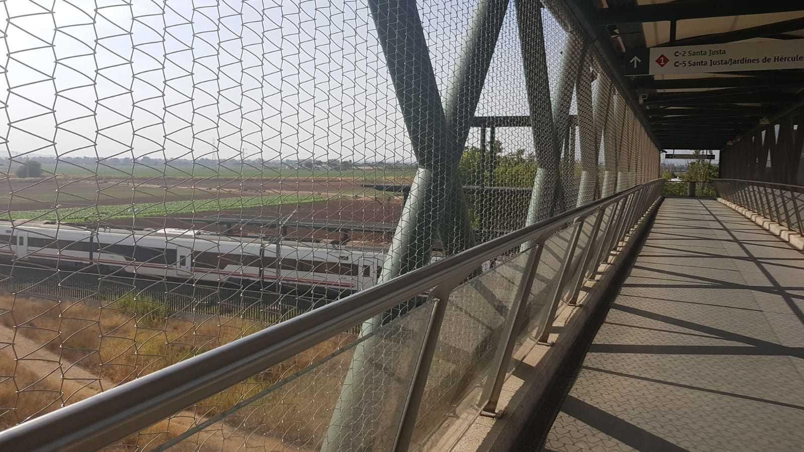 Un tren parado en San Jerónimo, ayer por la tarde.