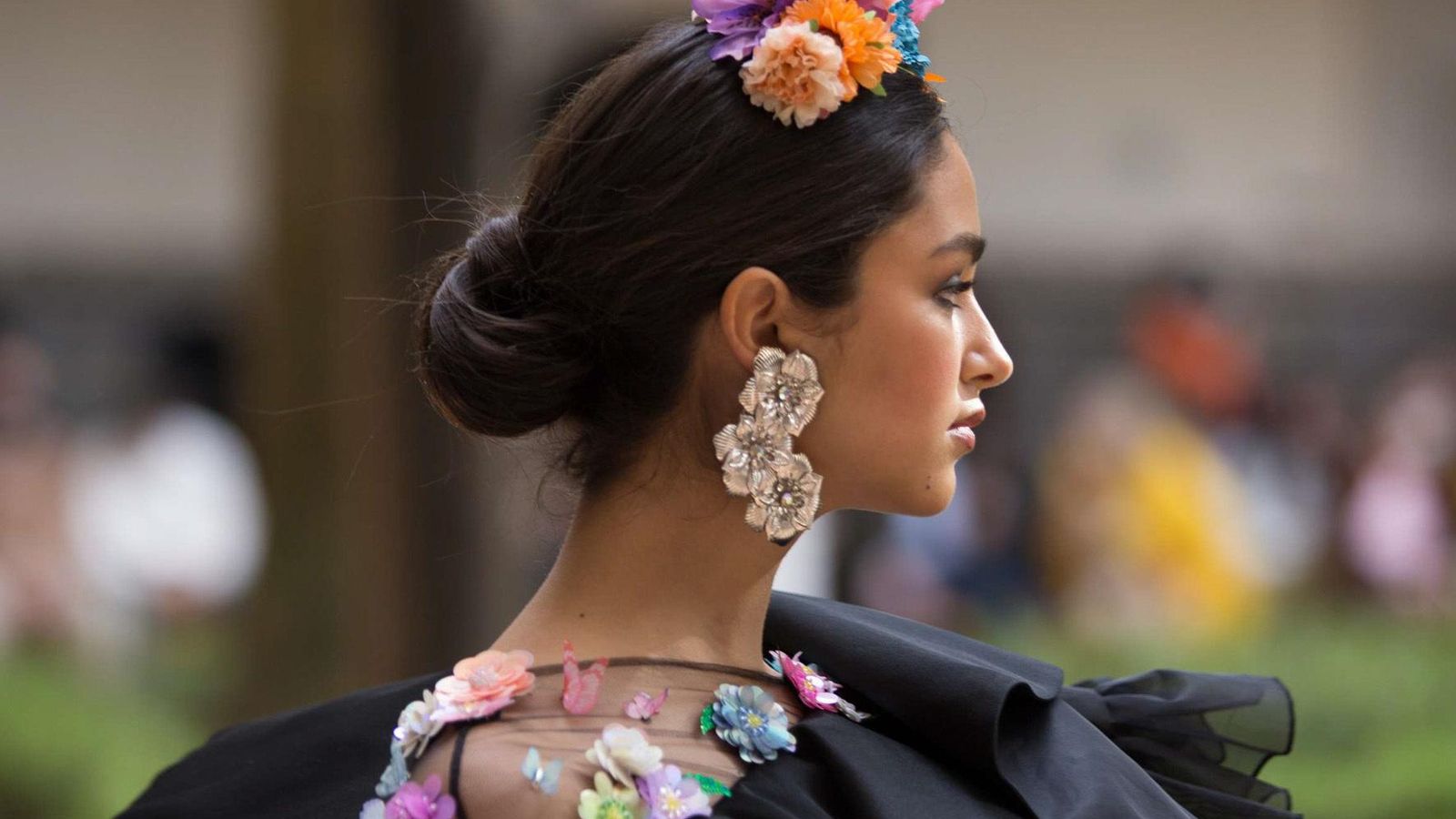 Una joven vestida de flamenca en la Semana de la Moda de Turín