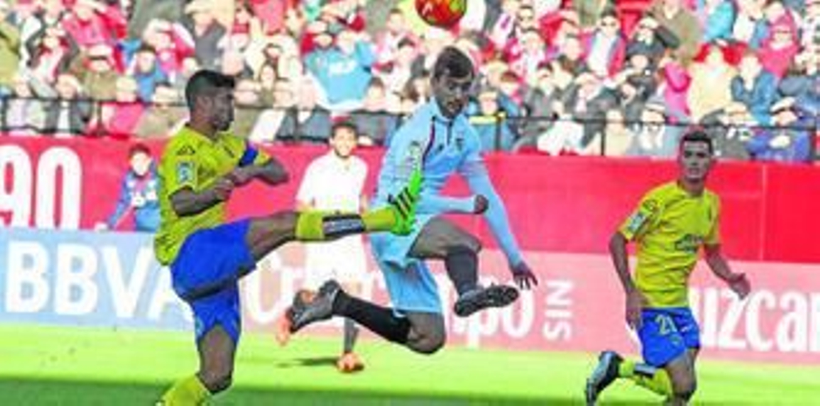 Aythami despeja el balón ante Juan Muñoz, debutante en Primera División, y Nili, que también tuvo su puesta de largo en la Liga.