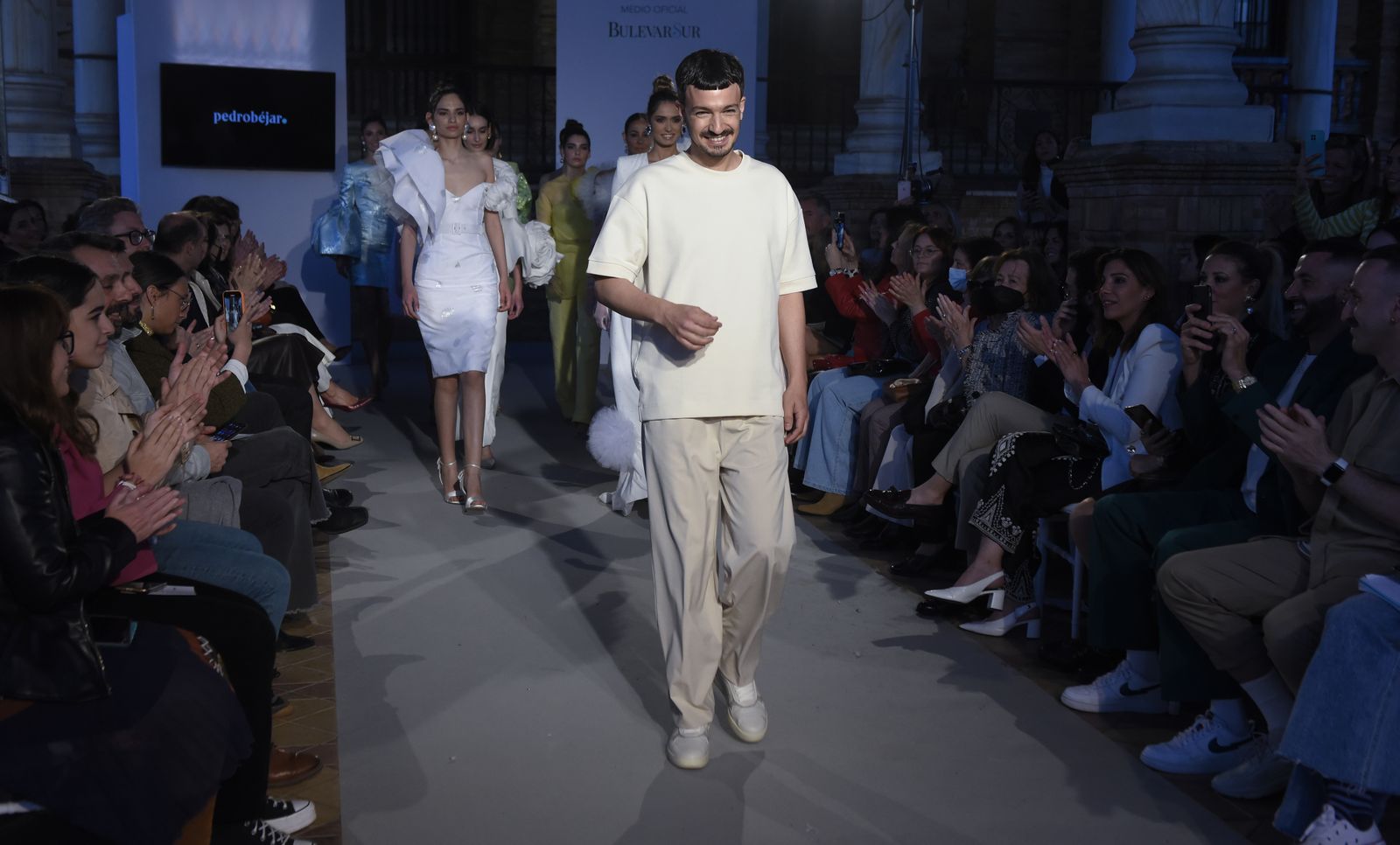 El desfile de Pedro Béjar en la pasarela de novia e invitada SIQ 2022, todas las fotos