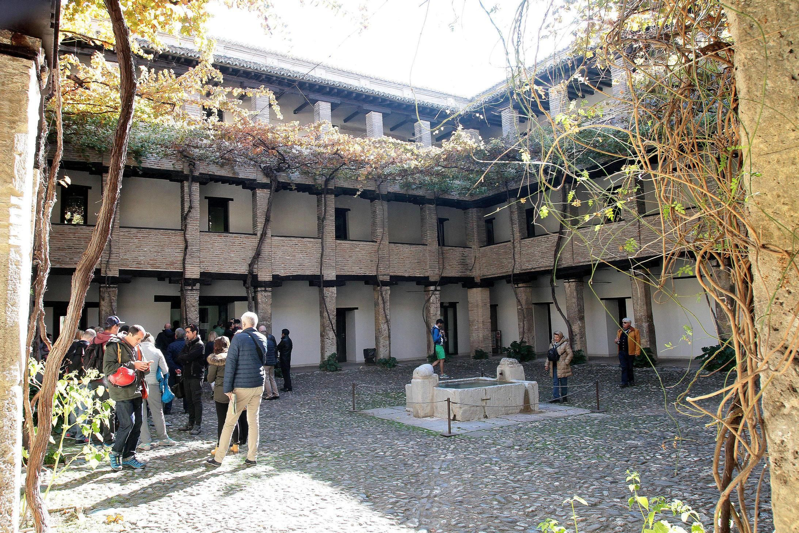 La fundación ya ha trasladado su sede central al edificio gestionado por la Alhambra, aunque aún queda una exposición en el pabellón Al-Andalus.
