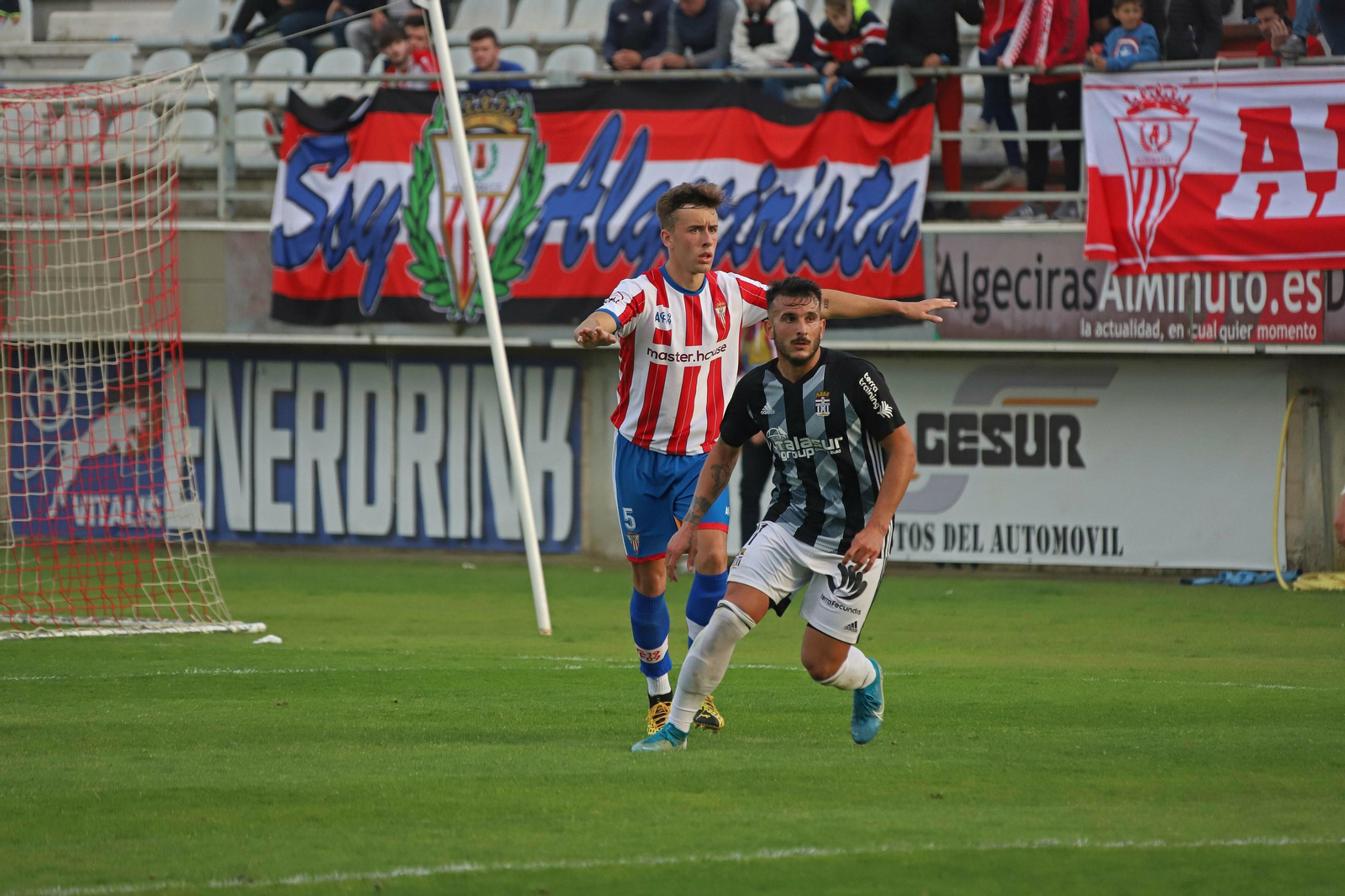 Llinares defiende a Elady en el Algeciras-Cartagena.