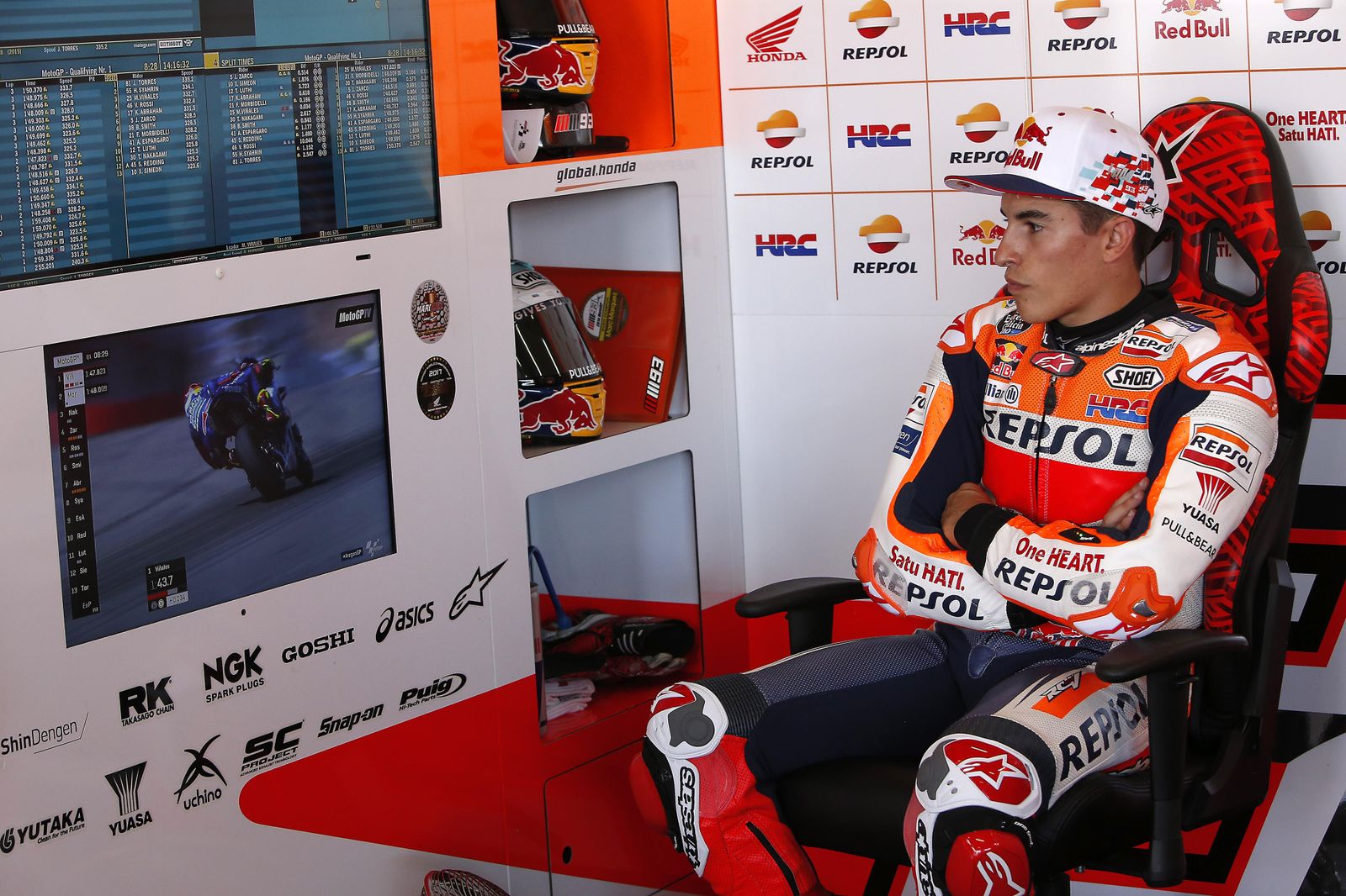 Marc Márquez observa a Maverick Viñales dando vueltas y los tiempos en los monitores del box del equipo Repsol.