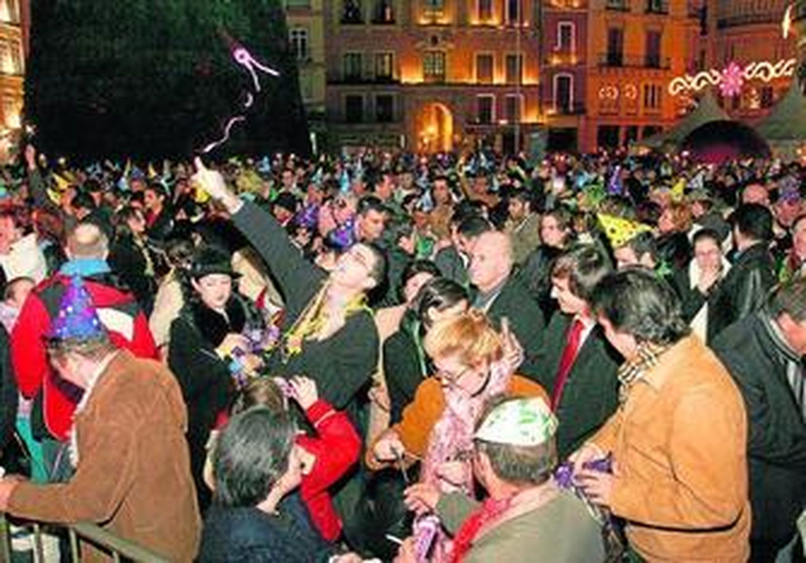 Asistentes a la fiesta de Nochevieja que se celebra en la Plaza de la Constitución.