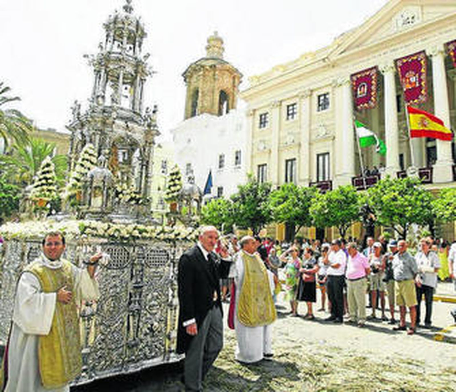 La custodia del Corpus, a su paso por San Juan de Dios.