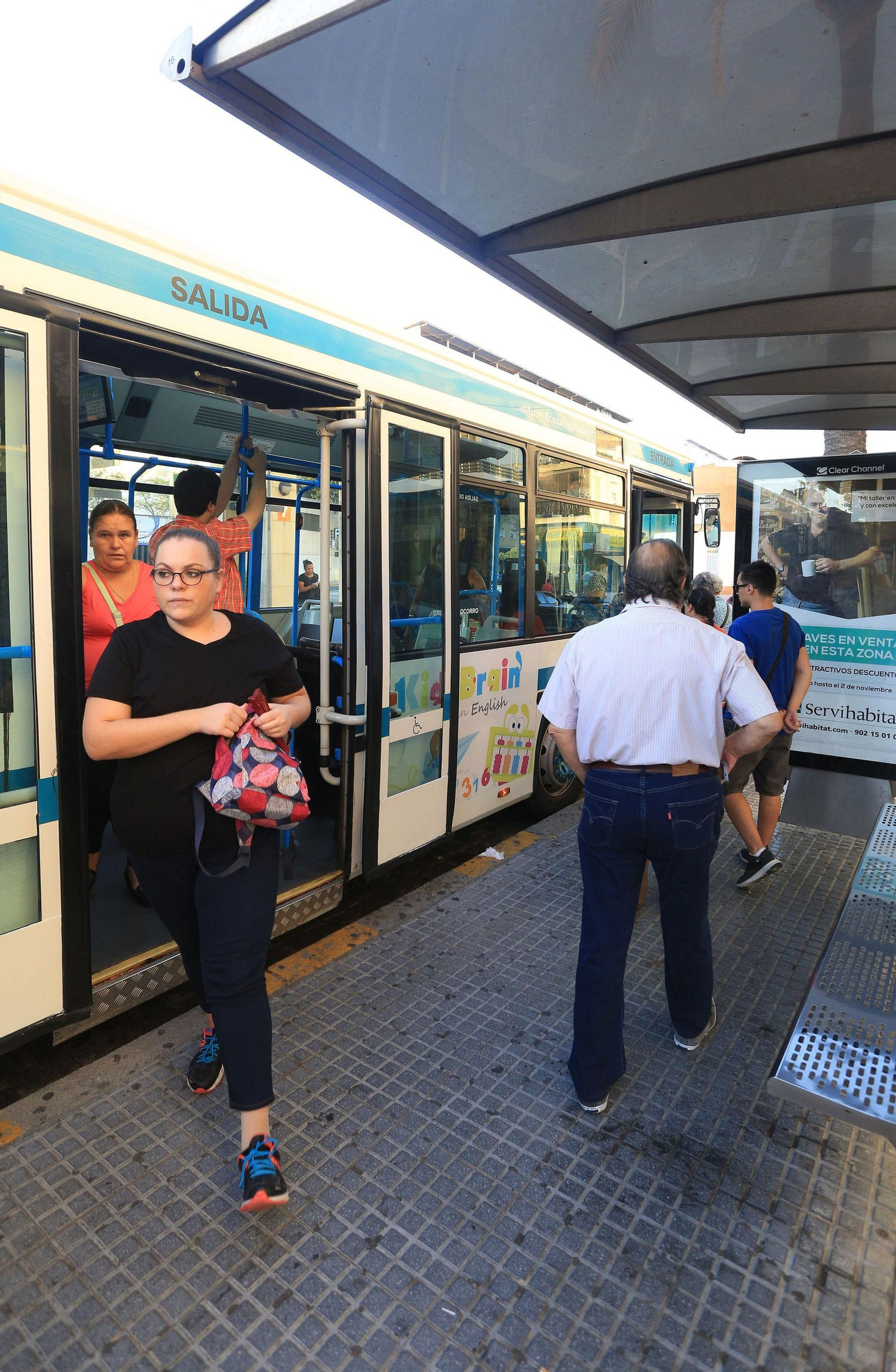 Autobús municipal en una parada.
