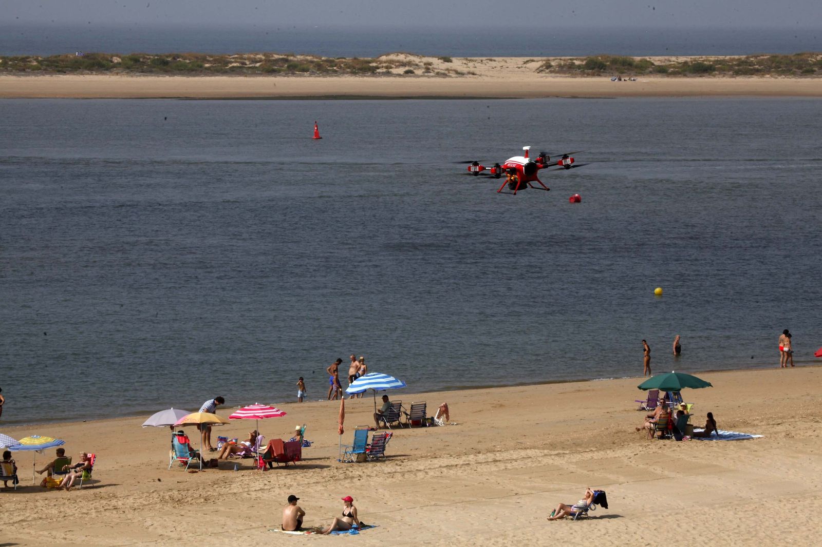 Un dron sobrevuela la playa de Nuevo Portil.