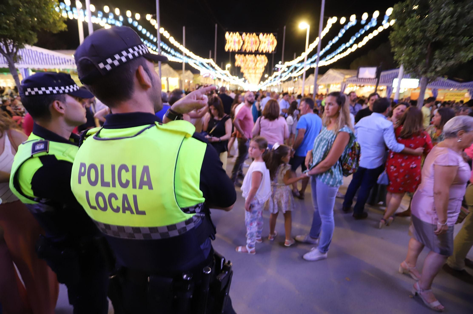 Agentes de la Policía Local de Huelva durante sus labores de vigilancia en las Colombinas.