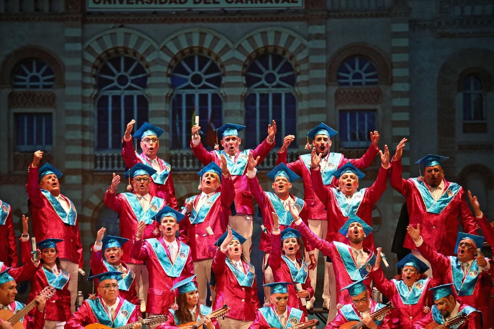 El coro 'Carrera oficial' con varias mujeres debutantes en escena.