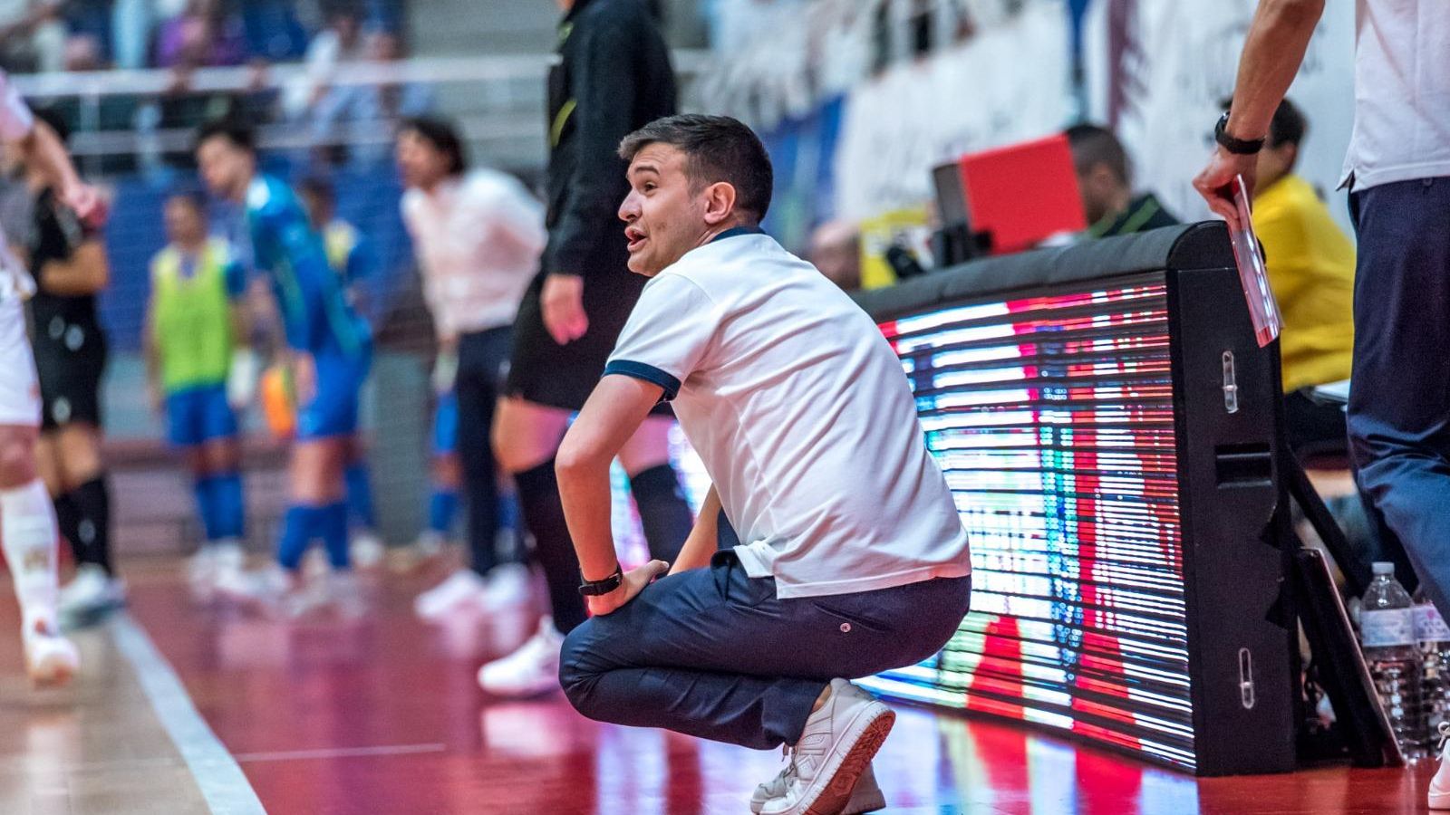 Ema Santoro sigue atento el duelo del Córdoba Futsal en Valdepeñas.