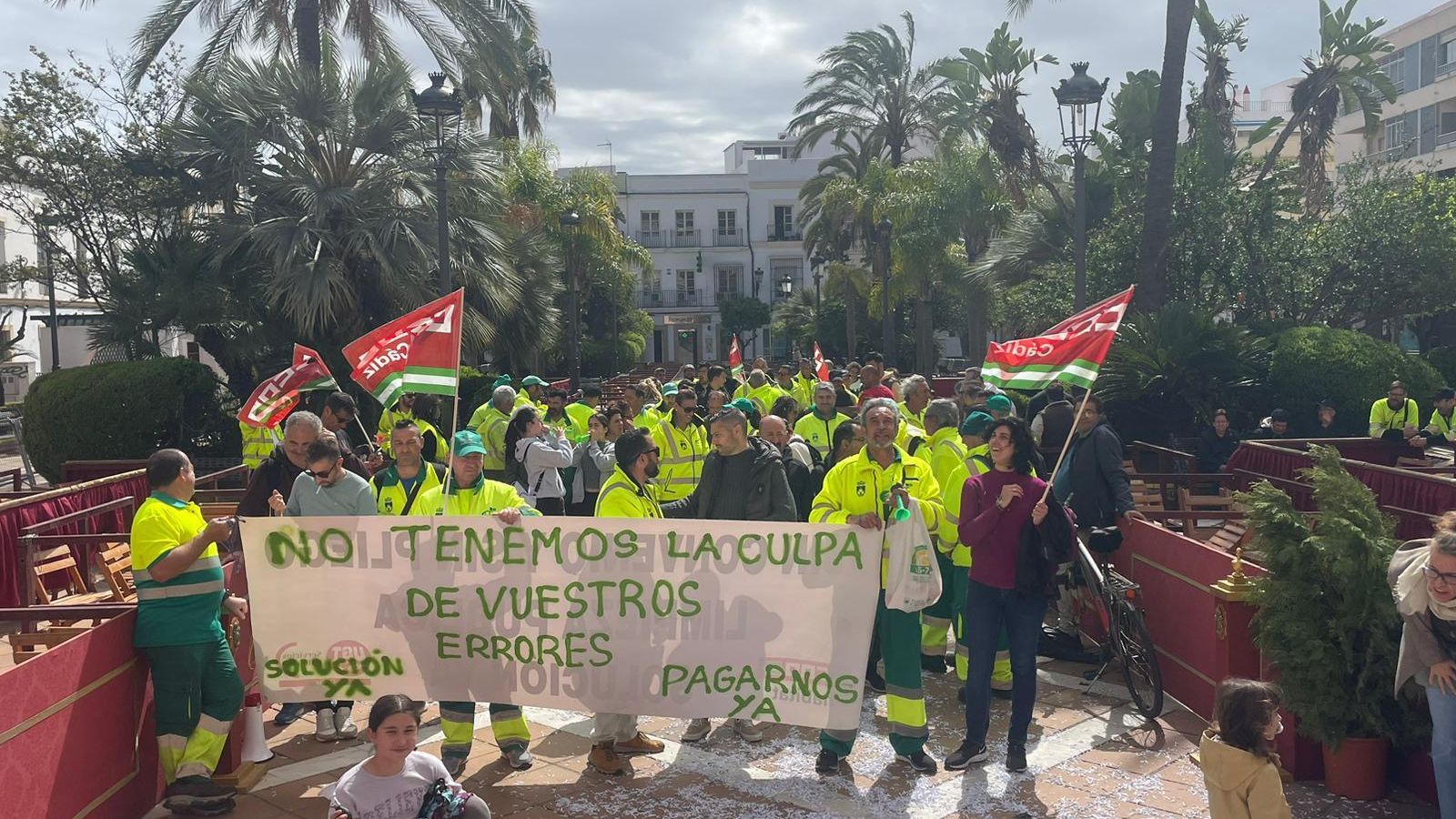 La manifestación, frente a la puerta del Ayuntamiento, en la Plaza Peral.