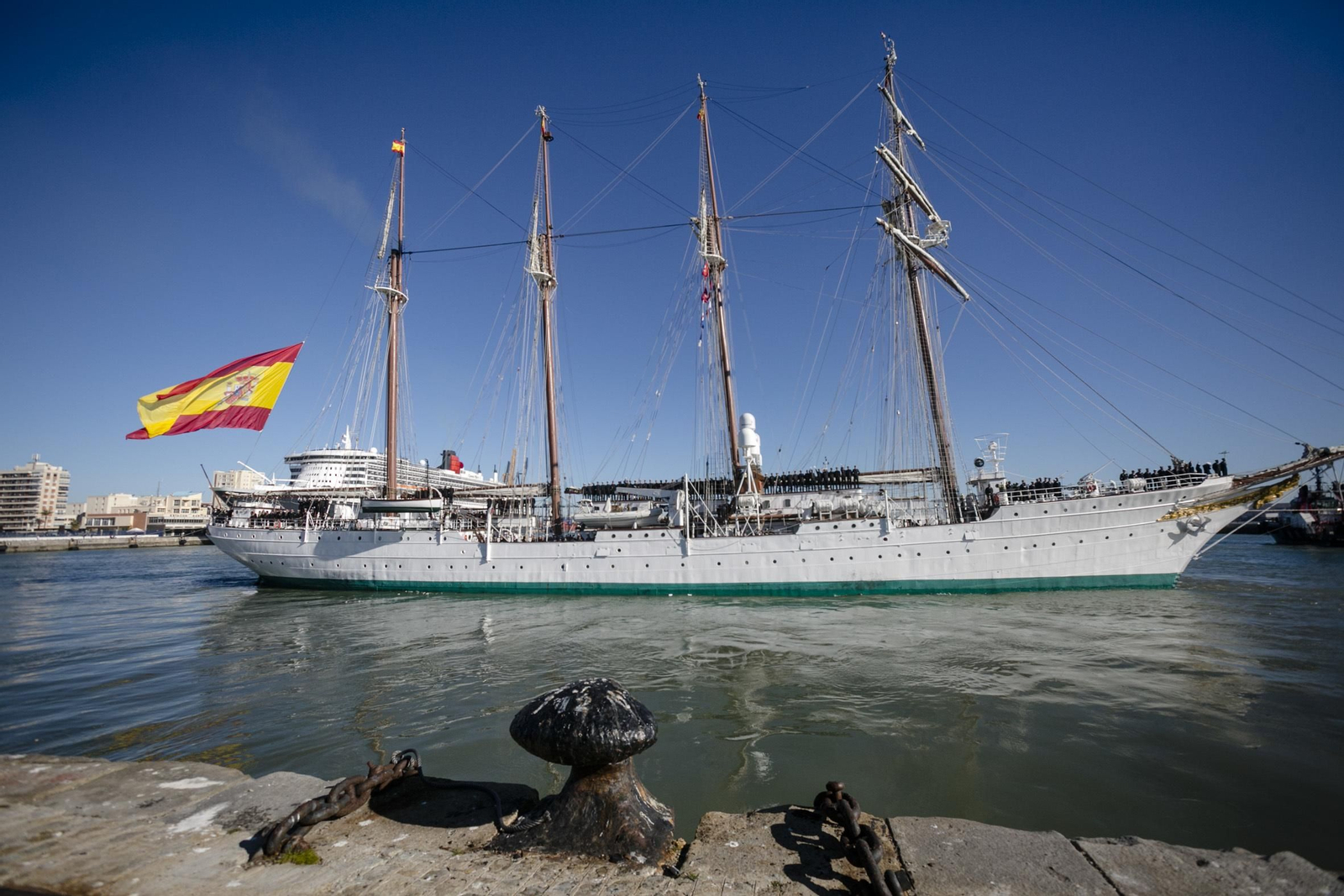 Elcano inicia su XCI crucero de instrucción en Cádiz