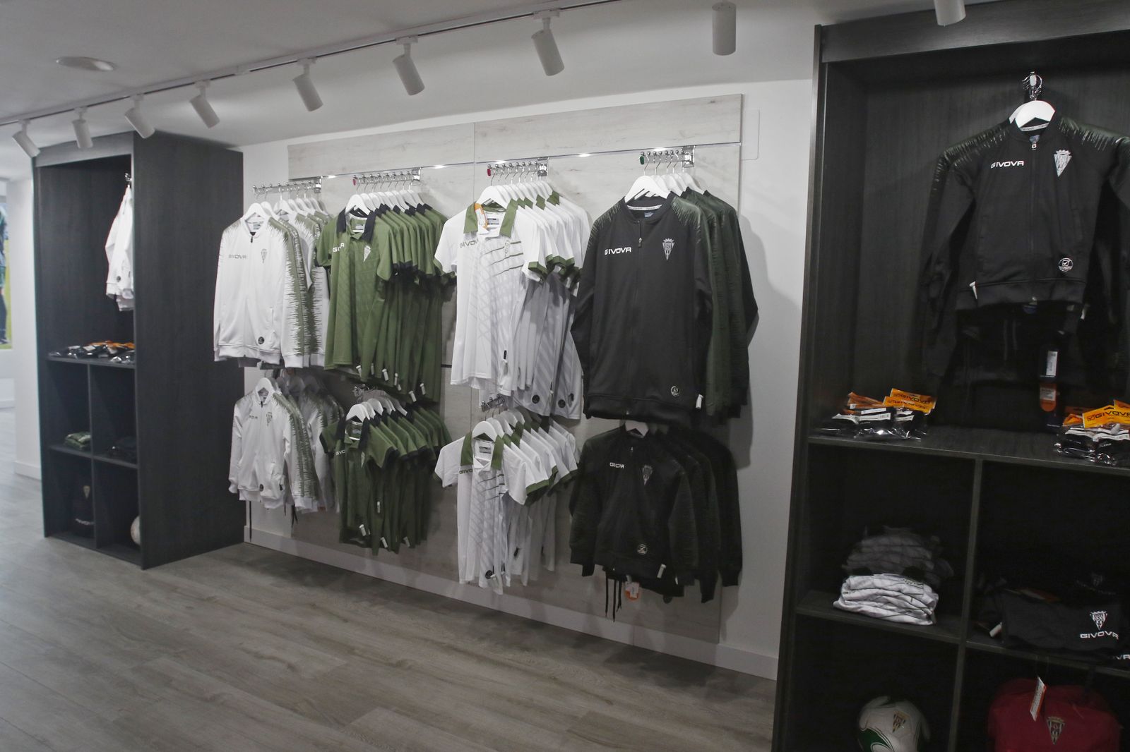 Las imágenes de la tienda oficial del Córdoba CF en el centro