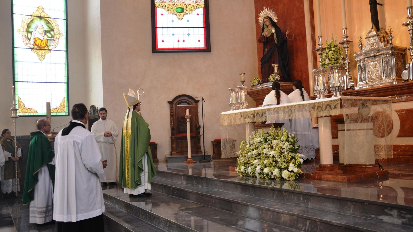 Monseñor Valdivia en la parroquia de San Diego de Alcalá
