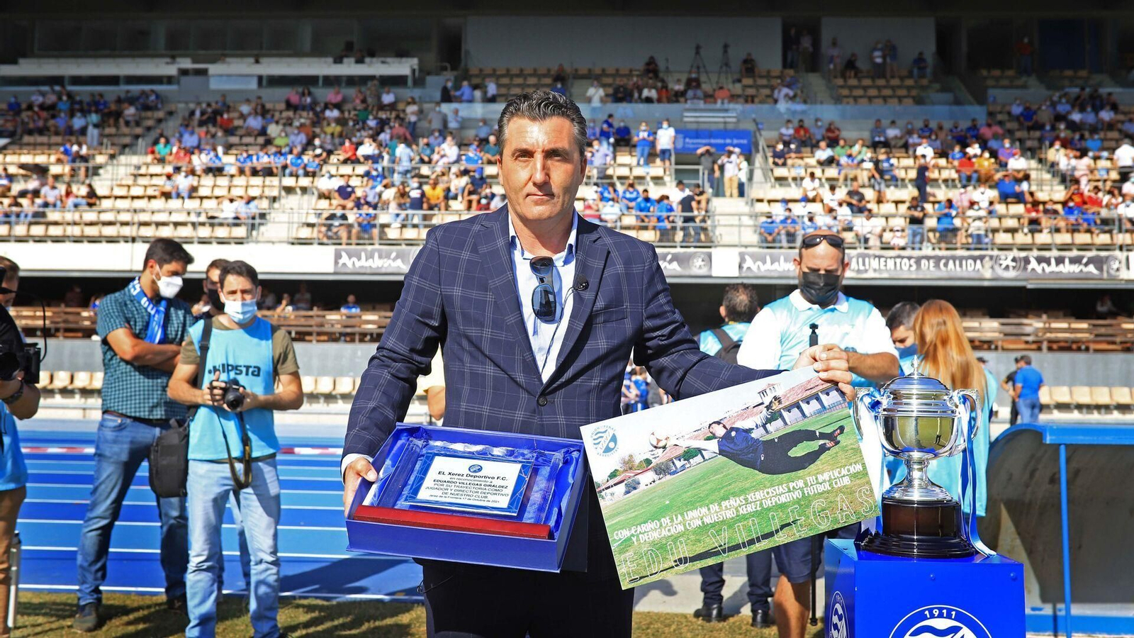 Edu Villegas fue homenajeado en la primera vuelta en su primera visita a Chapín como exdirector deportivo azulino. Edu Villegas fue homenajeado en la primera vuelta en su primera visita a Chapín como exdirector deportivo azulino.