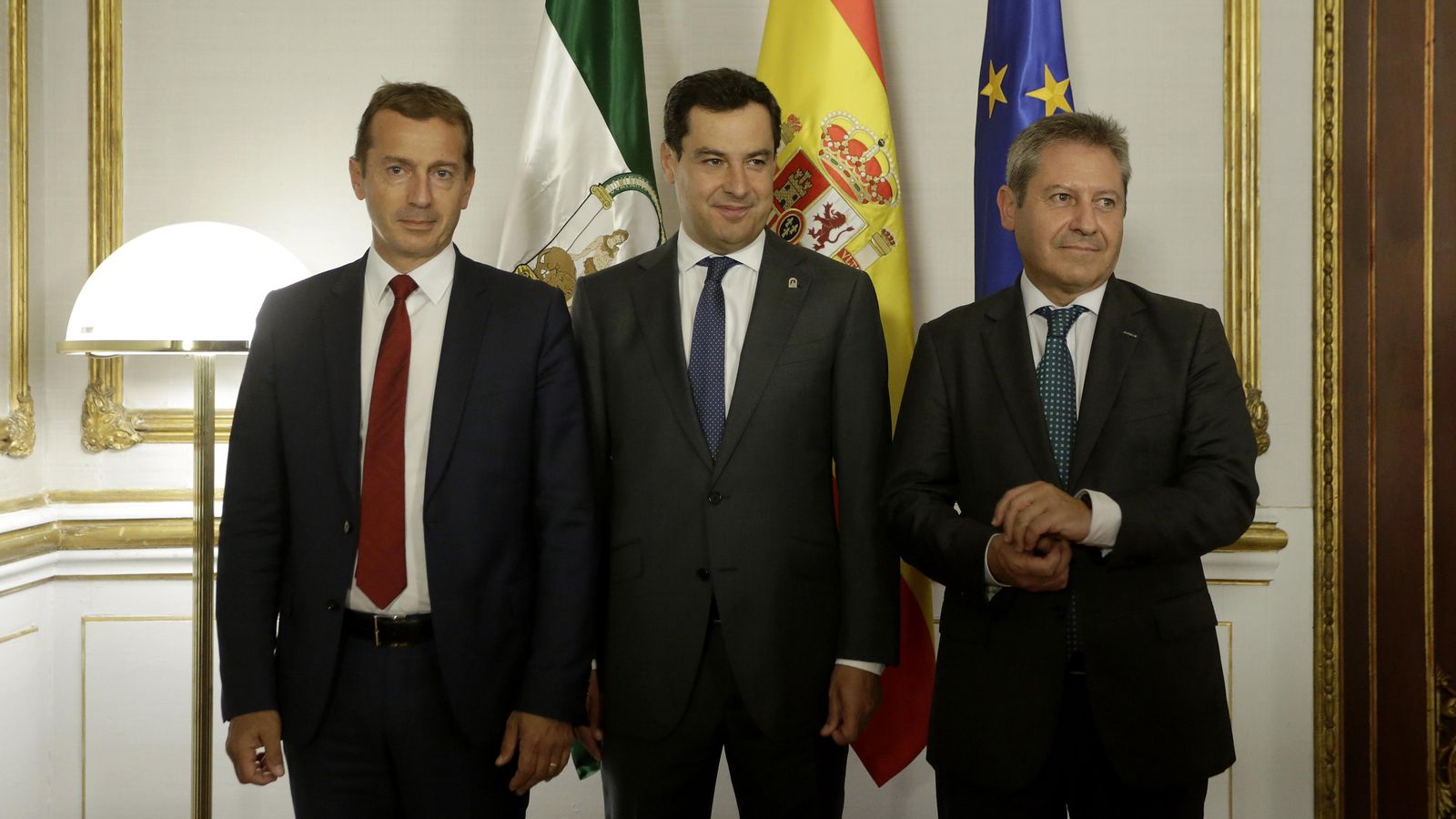 El presidente de la Junta recibe al CEO de Airbus, Guillaume Faury, y al presidente de Airbus España, Alberto Gutiérrez, hace unos meses.
