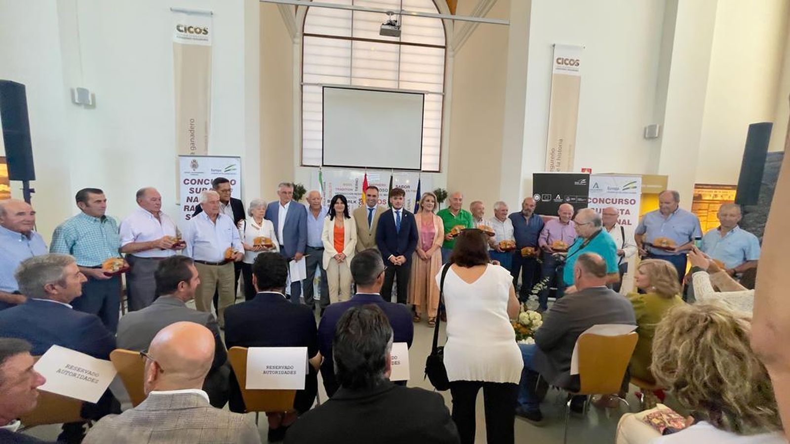 Foto de familia con el alcalde de Huéscar, Ramón Martínez Martínez junto a las autoridades del evento y los ganaderos galardonados en la inauguración.