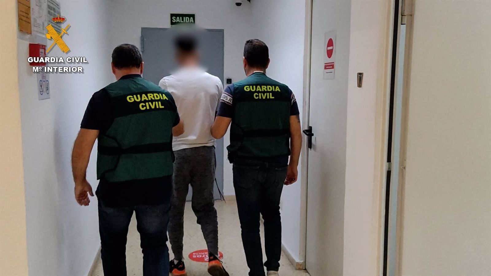 Uno de los detenidos en la operación.
