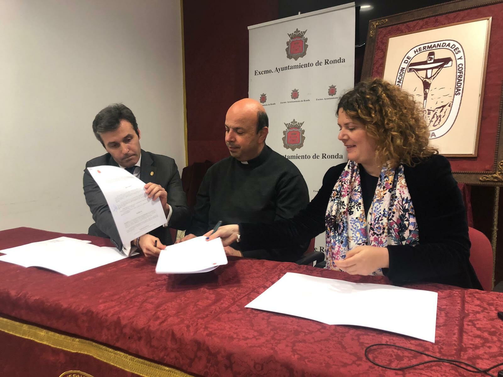 Firma del convenio entre la alcaldesa de Ronda y los representantes de las cofradías.