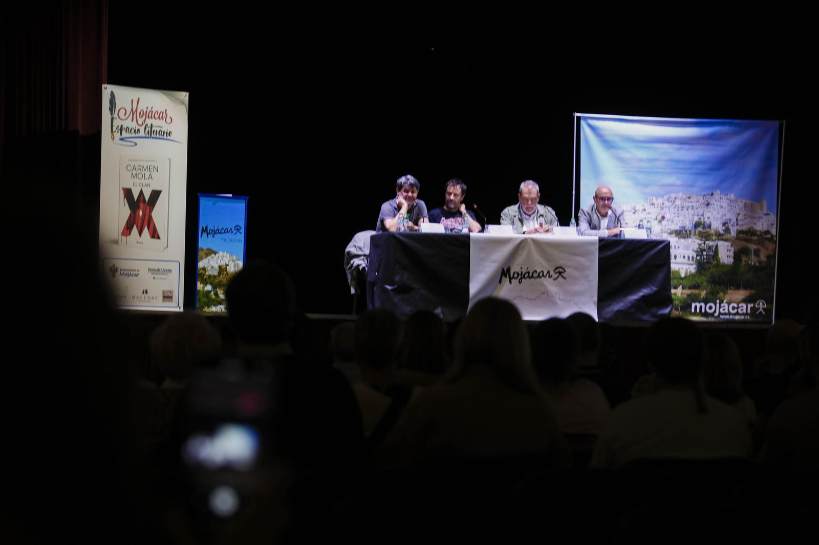 Las imágenes de la presentación del libro "El Clan" de Carmen Mola en Mojácar
