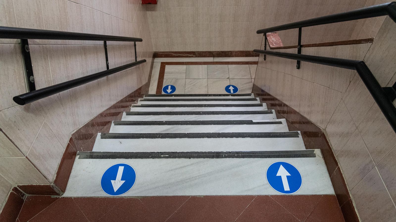 Escaleras señalizadas, otra de las imágenes inéditas pero ya habituales en los centros.